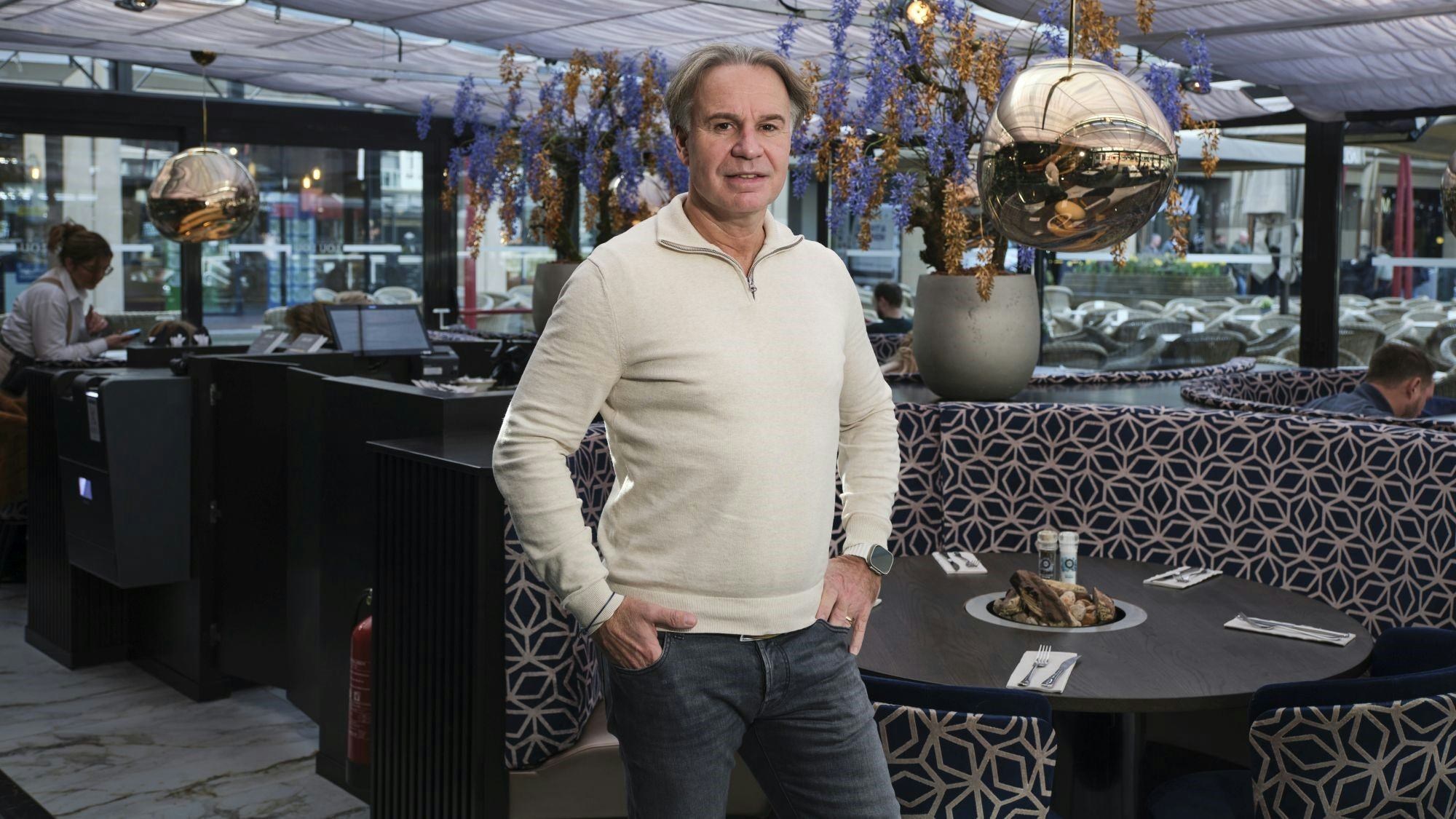 René Bogaart in Chez Lou Lou
Foto-credits: Fred Libochant Fotografie

Zoetermeer /  René Bogaart en Stephan en Samantha Spitsbaard. Dit drietal is verantwoordelijk voor Chez Lou Lou, een fine dining-restaurant. / interieur / exterieur / chef kok / gerechten