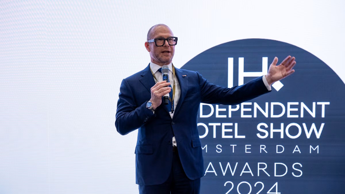 Stephan Stokkermans van Grand Hotel Huis ter Duin wint Outstanding Contribution Award