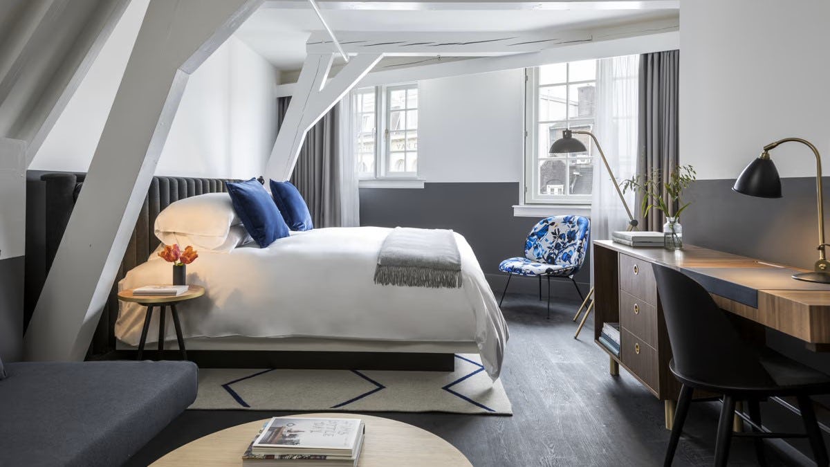 Kimpton De Witt Amsterdam, de boutique collection van IHG. Bill Kimpton wordt met Ian Schrager gezien als 'uitvinder' van het boetiek-hotel.