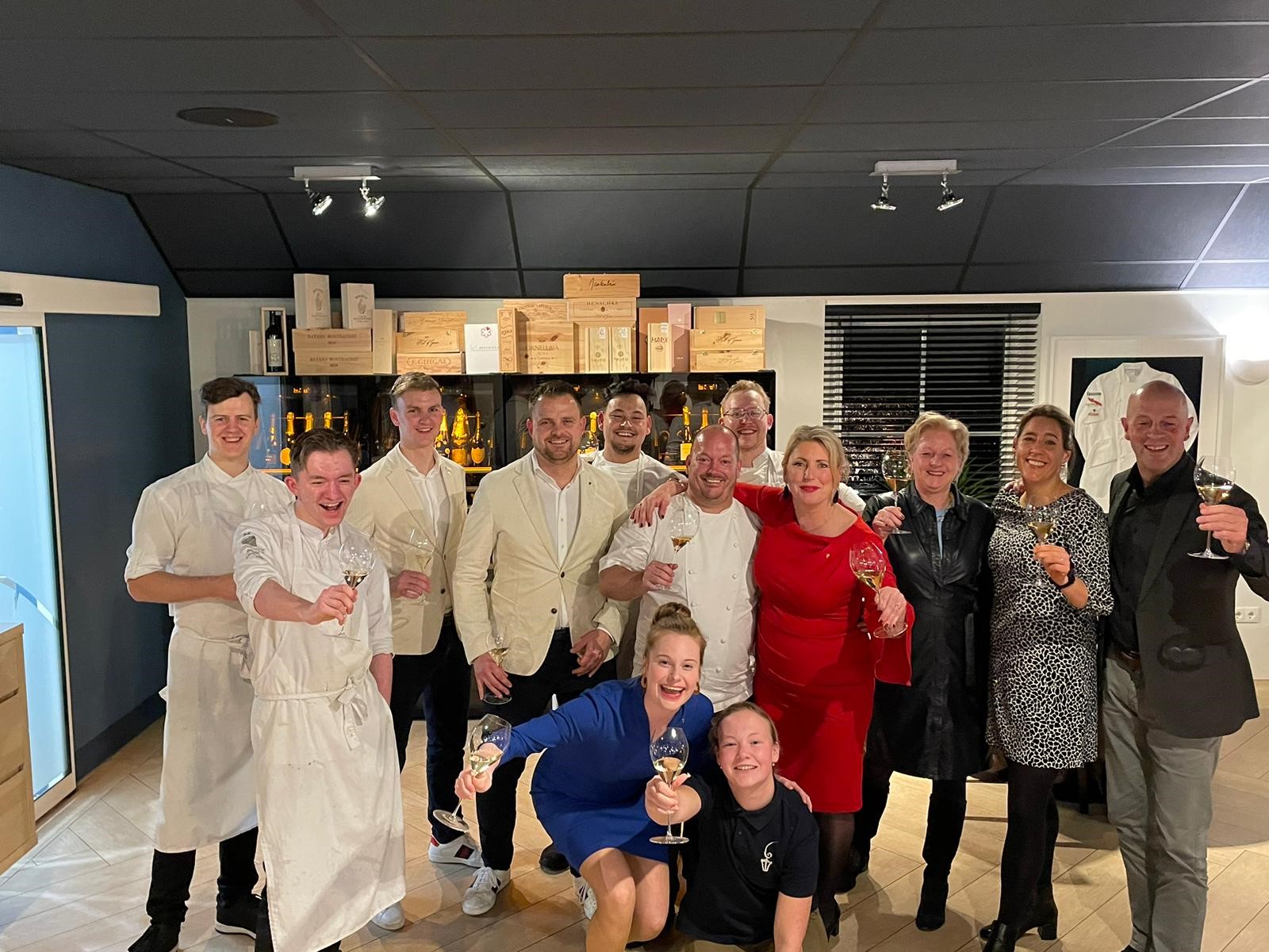 V.l.n.r.: de nieuwe SVH Meestergastvrouw Cindy Borger en SVH Meesterkok Jarno Eggen met het team van De Groene Lantaarn en o.a. SVH Wijnmeester Anjo de Bont, Hanneke Westland en SVH Meestergastheer/Wijnmeester Johan Kragtwijk.
