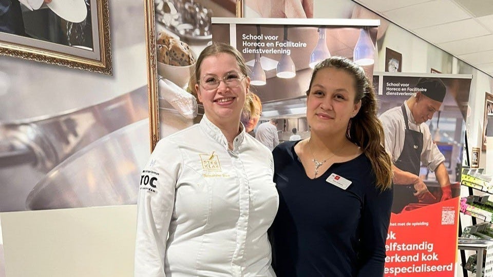 Rosanne Bos (links, zilver) en Paris Koeleman (rechts, goud)