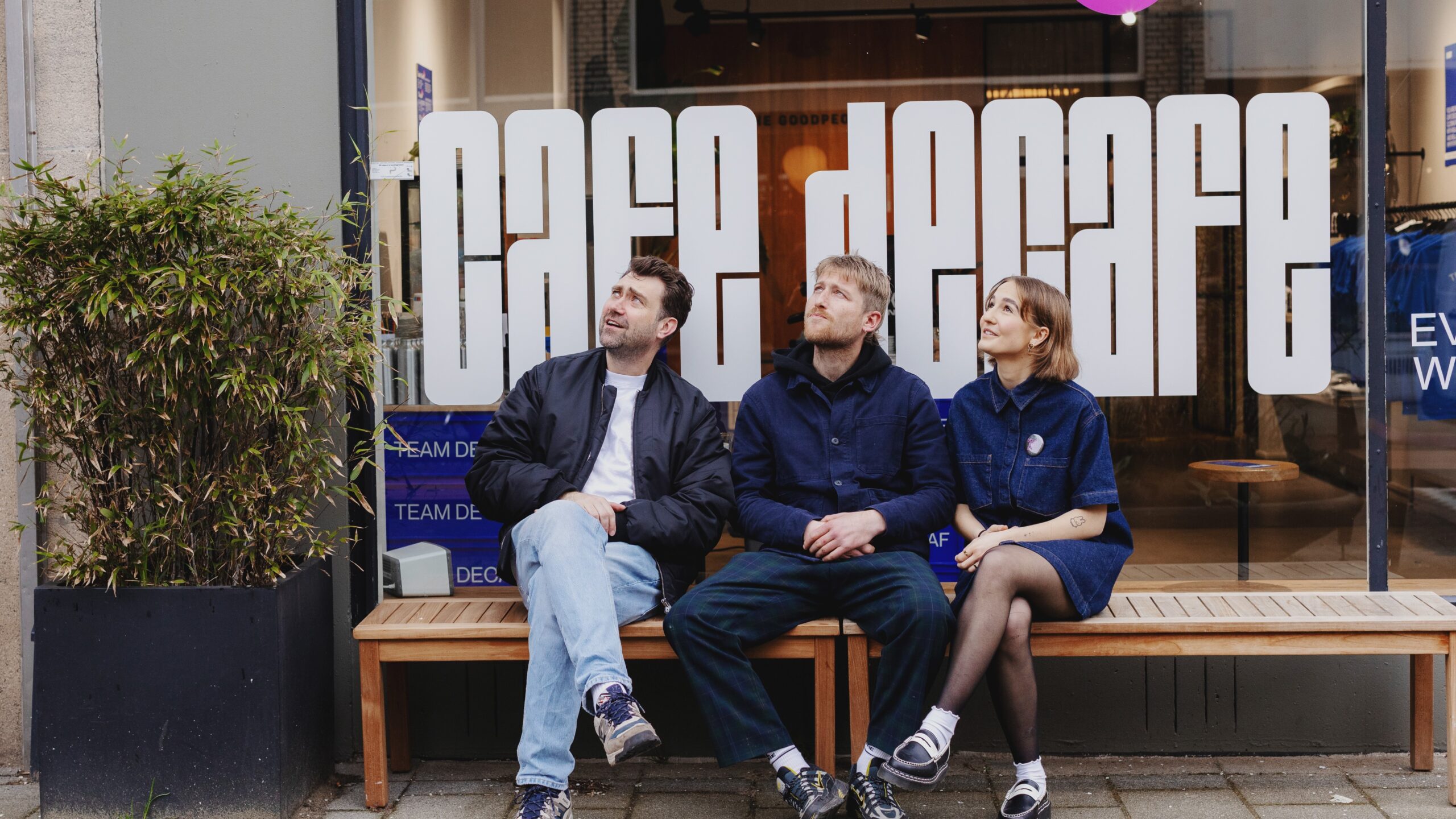 v.l.n.r. Paul Sharo, Jacko van Dijke en Nine van Grondelle voor de pop-up koffiebar in Rotterdam. Foto: Michèle Margot 