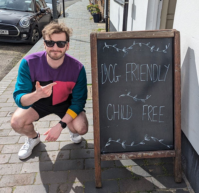 Het terrasbord met daarop de tekst 'dog friendly, child free' (hondvriendelijk, kindvrij).