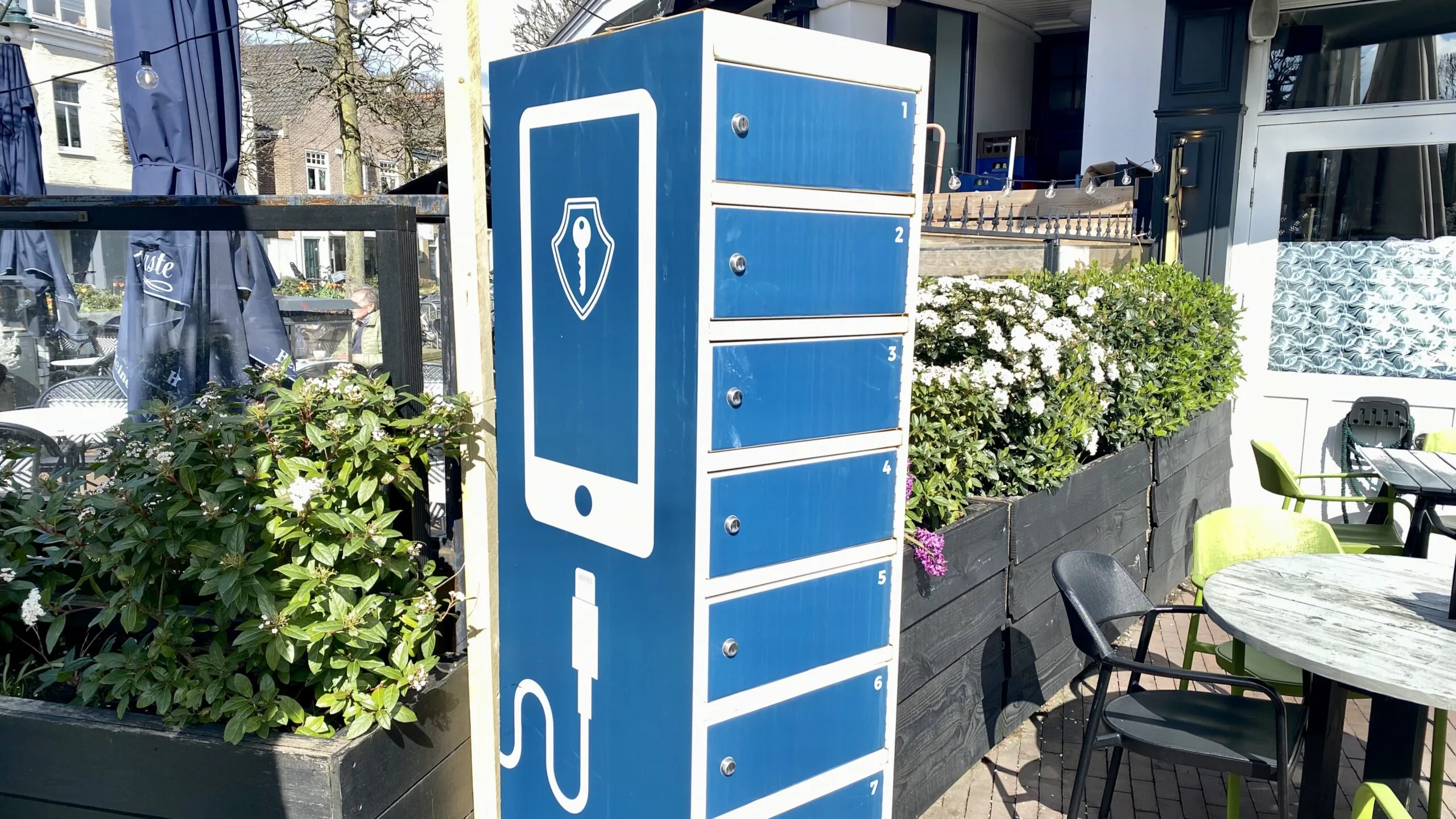 Gespot: Telefoonlaadkluis op terras voorkomt veel gedoe achter de bar