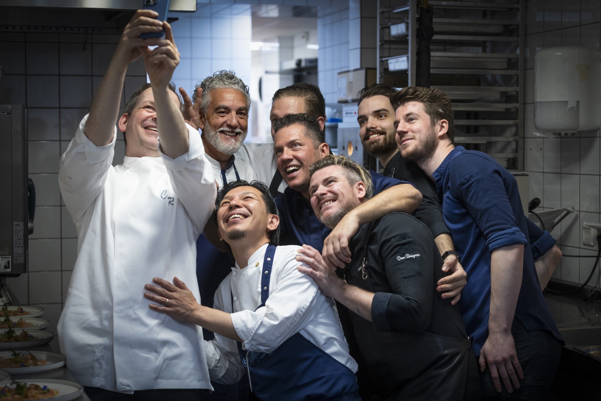 Het keukenteam van The White Room, Jacob Jan Boerma en bevriende chefs genoten van de avond. (beeld: Ivo Gekus)