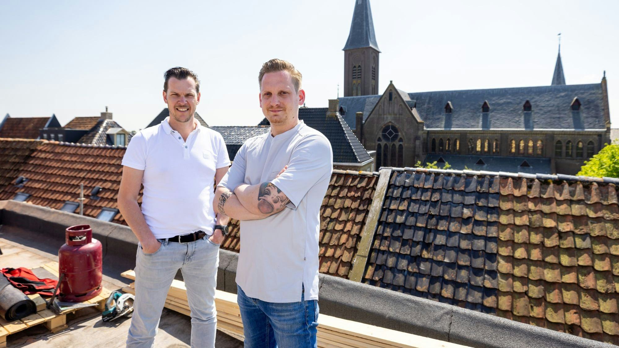 Geert-Jan Vaartjes en Liudger van der Meer op het dak van hun nieuwe restaurant.