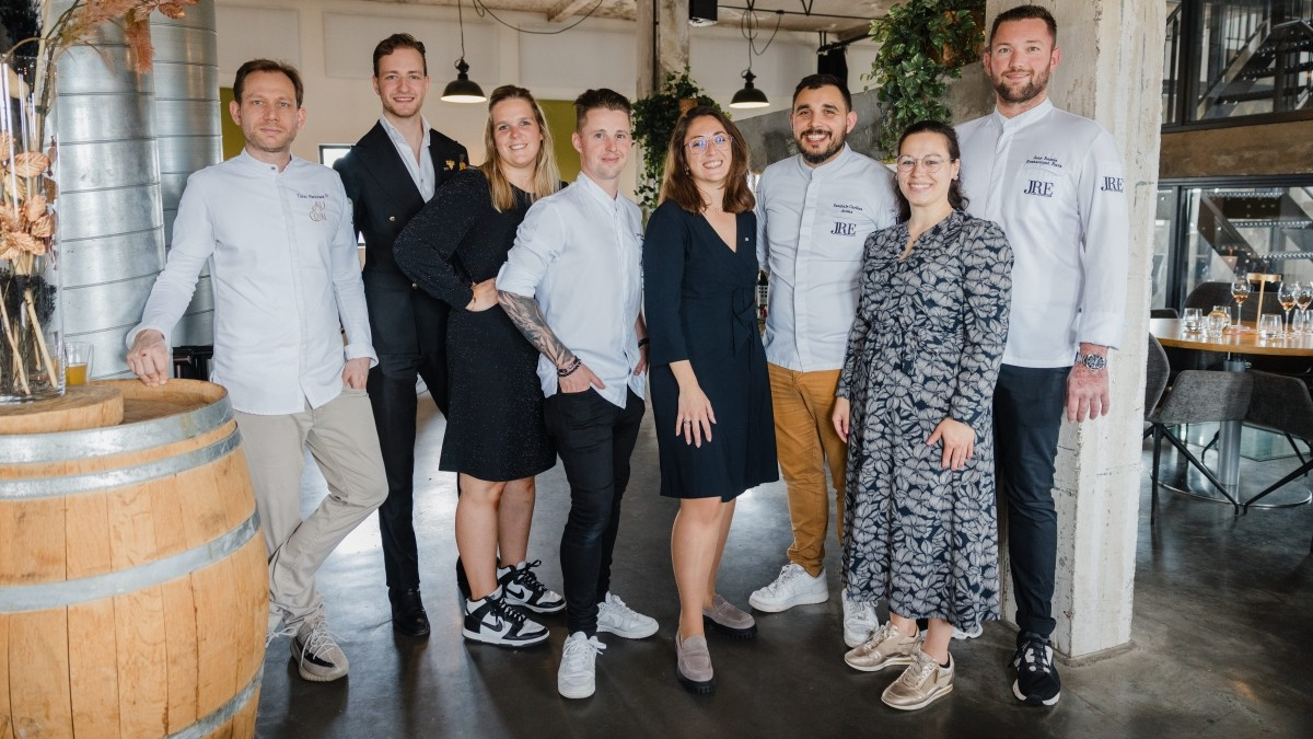 Nieuwe leden van JRE-Nederlands, van links naar rechts: Timo Reichelt & Lino de Vrede - Au Coin des Bons Enfants, Sven & Joëlle Nijenhuis - Ambrozijn, Stephanie Nunes Querido - Savarin, Pasquale Carfora - Aroma, Naomi Habets & Joey Remie - Rura