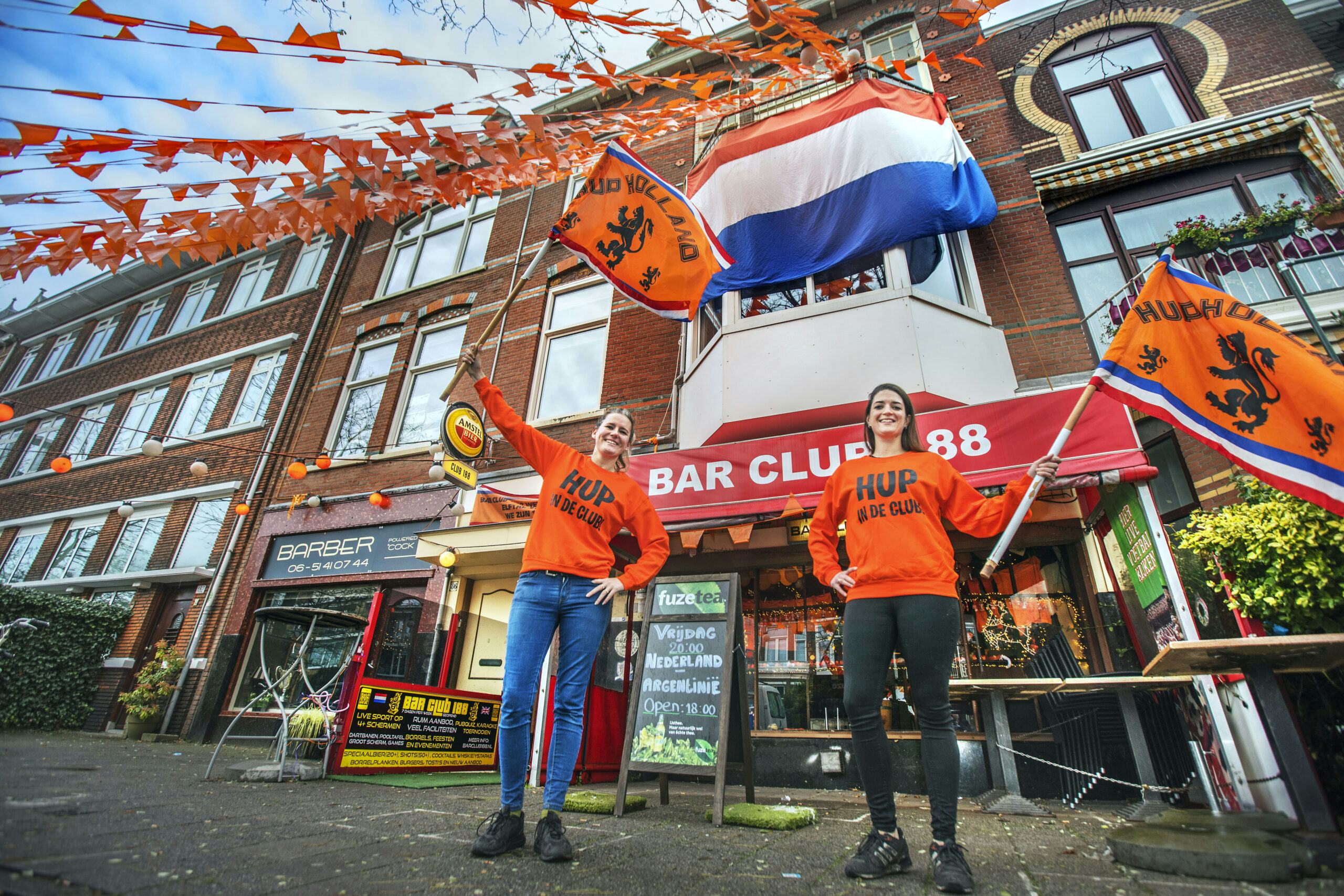 Bar Club 188 waar het Oranjegevoel tijdens het WK in 2022. Nikki (L) en Karin. (Den Haag 07-12-2022 ) Foto: Frank Jansen.