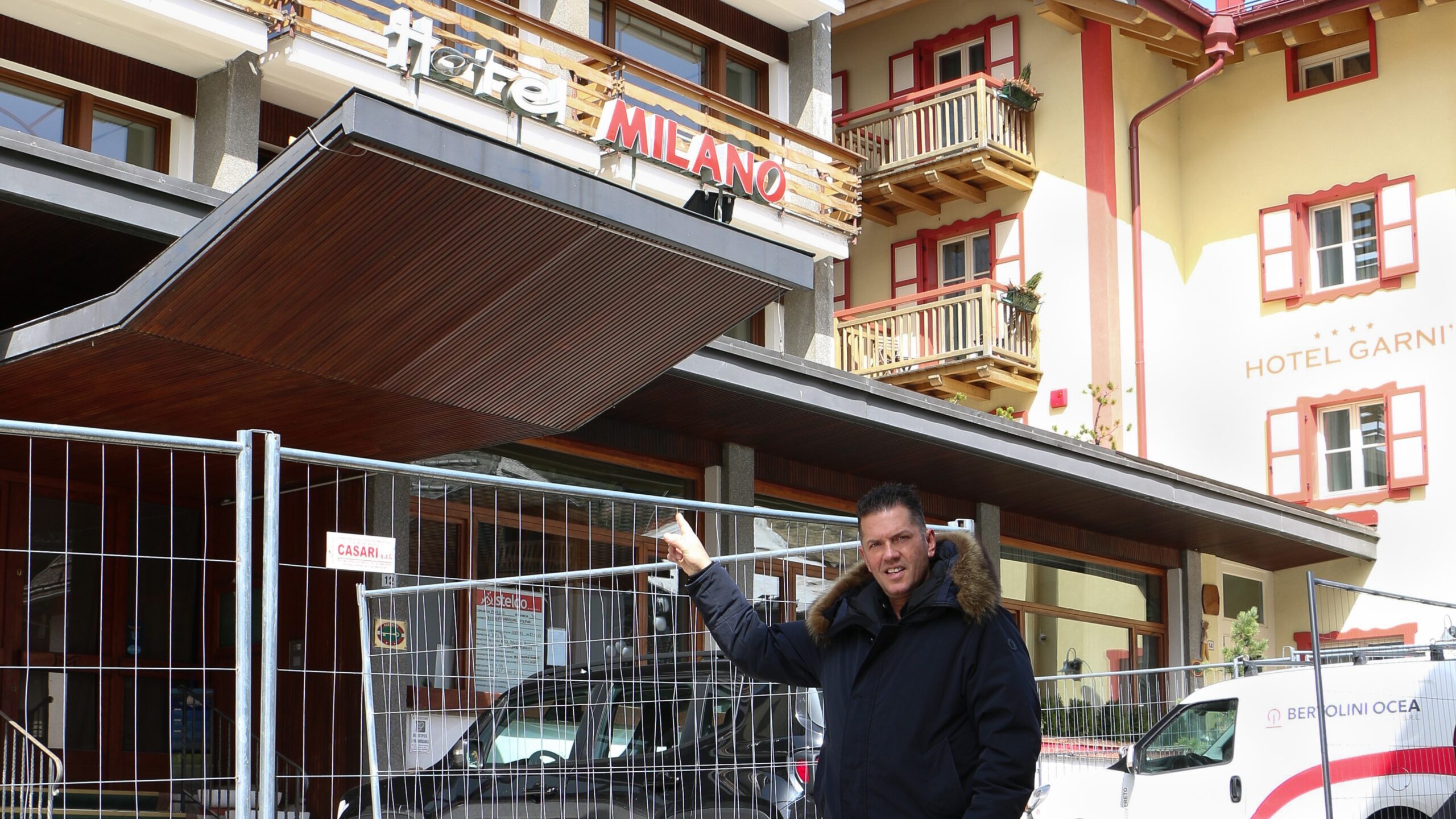 Jacob Jan Boerma voor het hotel dat nog volledig gerenoveerd moet worden