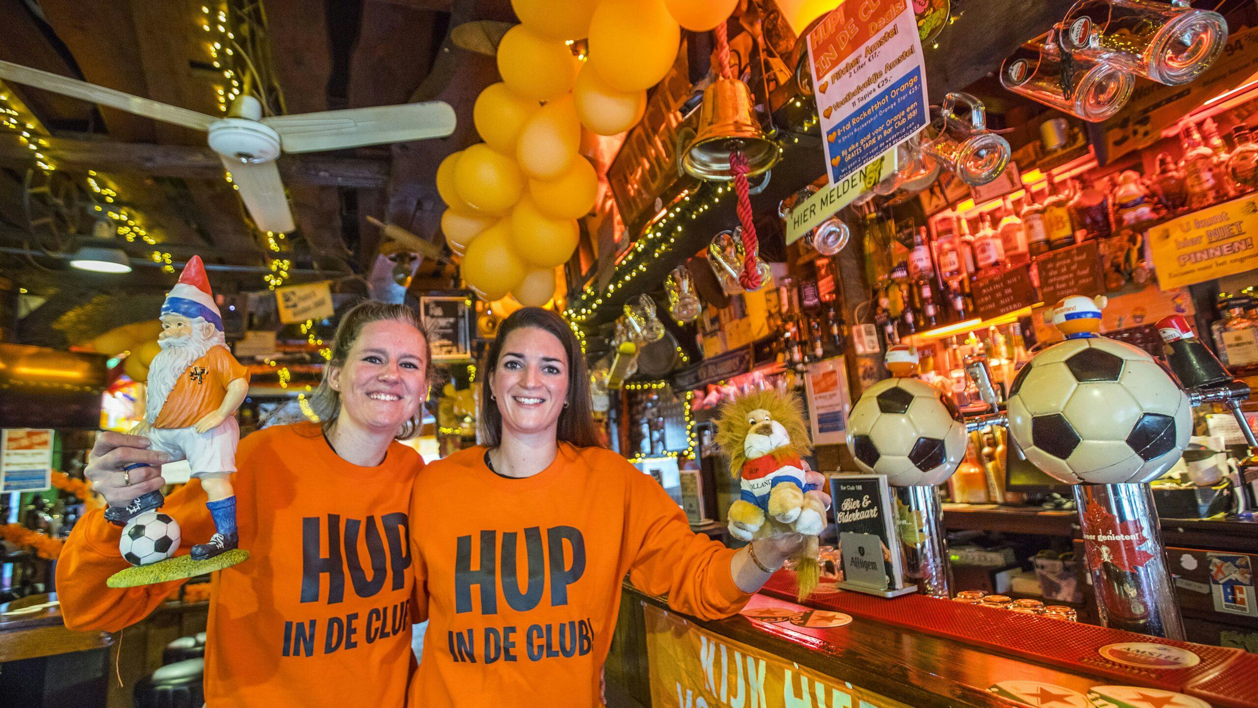 Bar Club 188 waar het Oranjegevoel nu echt gaat leven. Nikki (L) en Karin. Foto: Frank Jansen