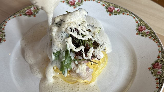 Paling uit Giethoorn met krokante aardappel, mieriksworstel en kruidensla.