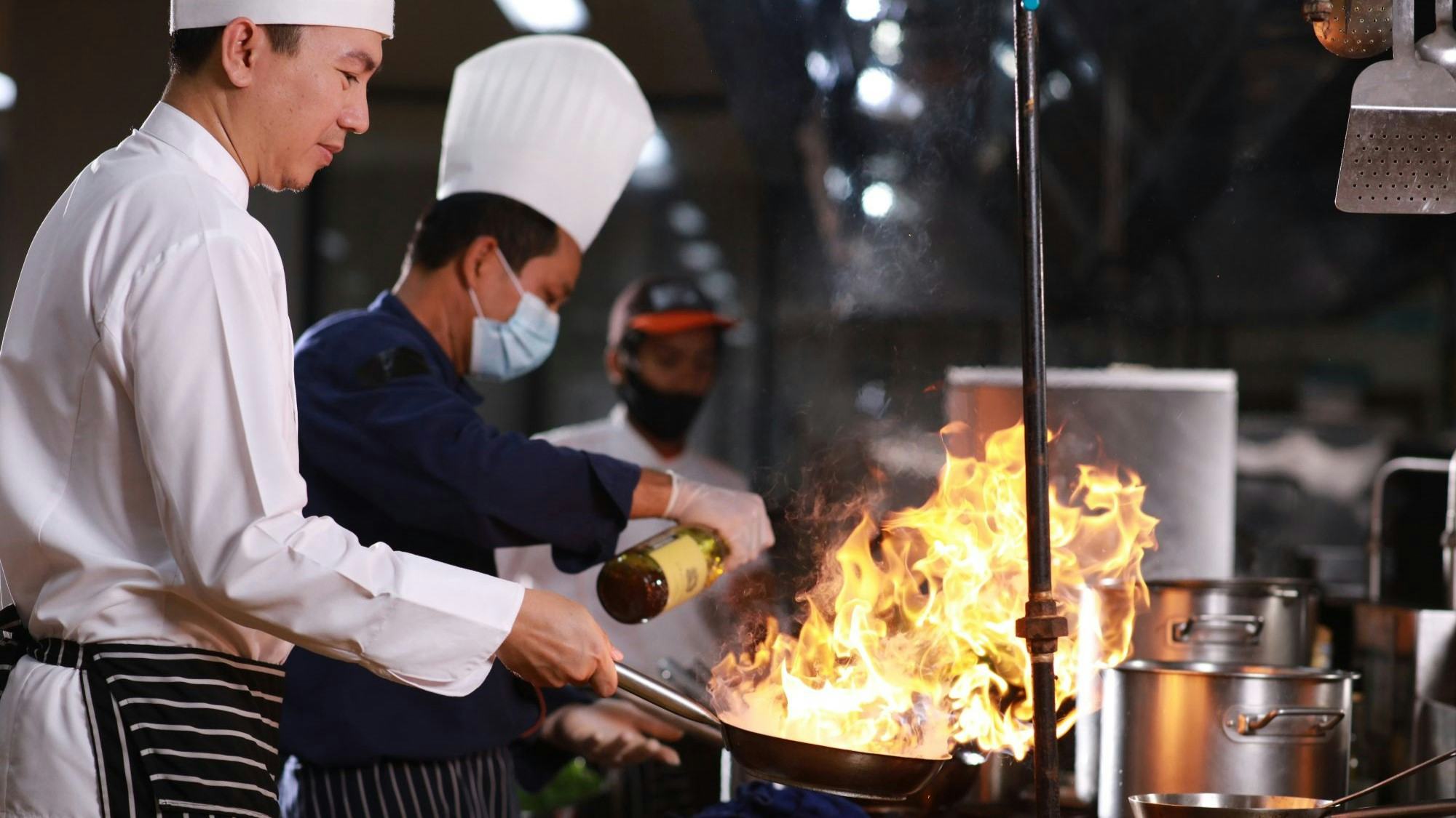 Aziatische restaurants bieden petitie aan de Tweede Kamer aan voor behoud Aziatische koks
