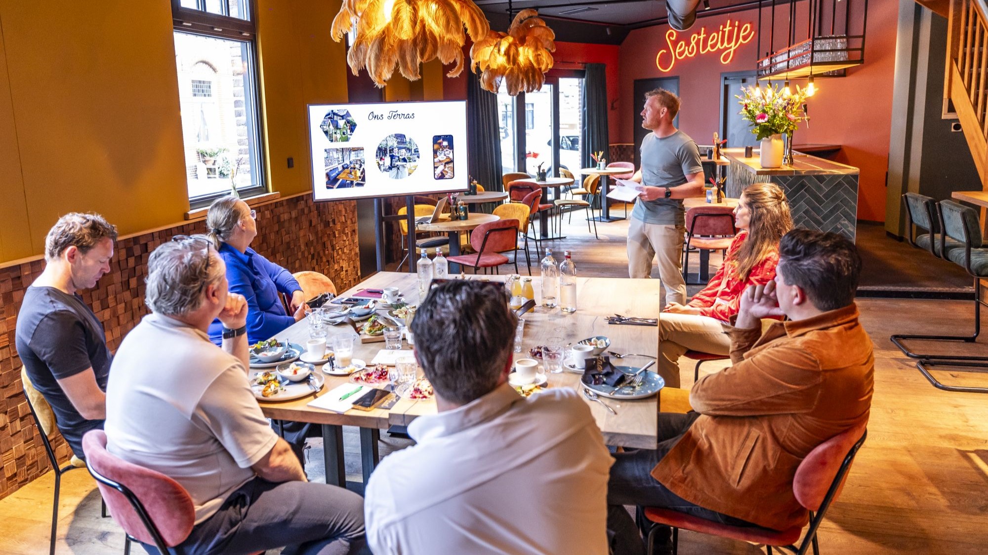 Jeroen Elderhorst vertelt aan de jury over de stappen die hij heeft gemaakt met Centraal Baarlo.