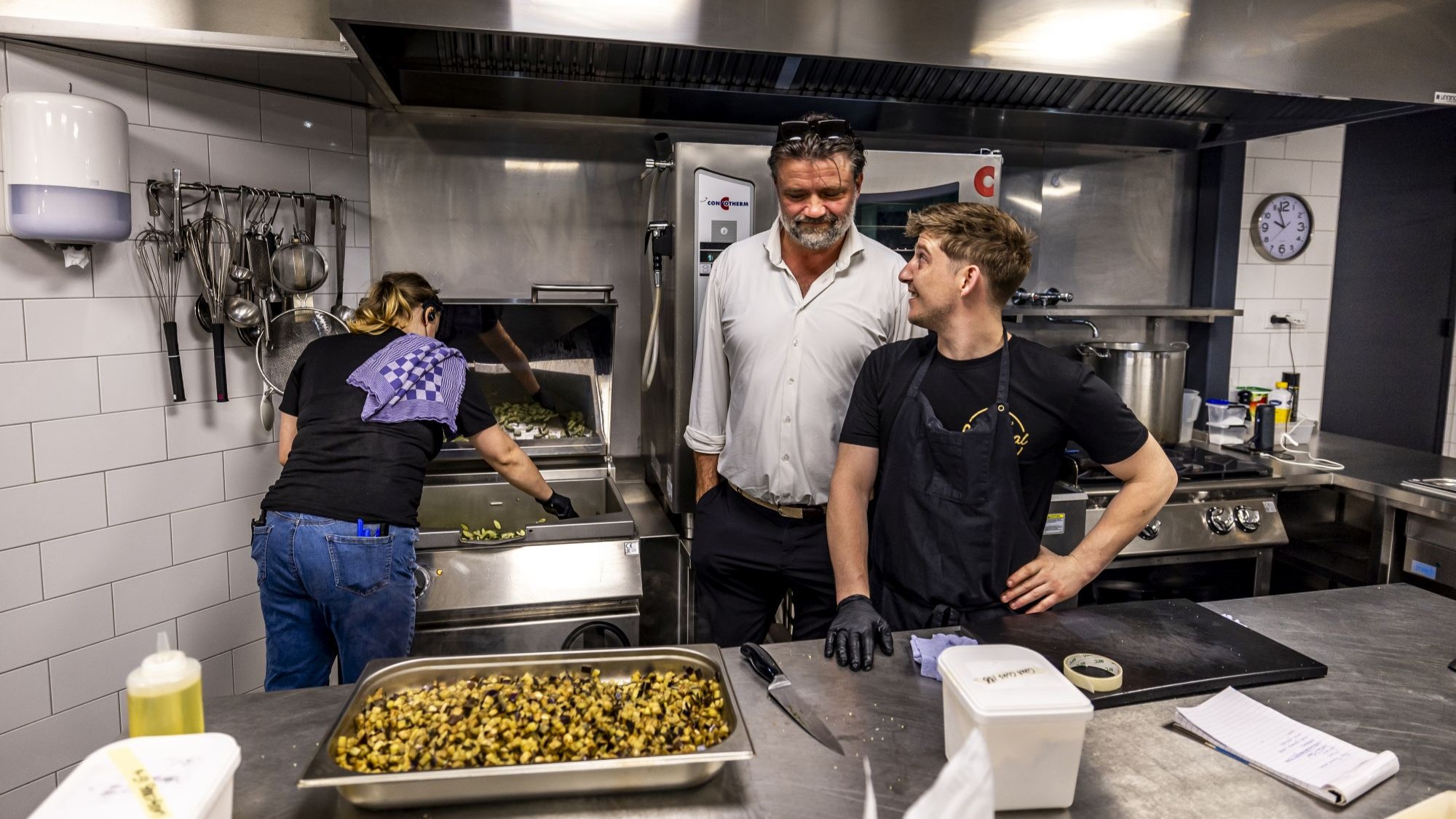 Hoofdjurylid Gert Boonen neemt een kijkje in de keuken van Centraal Baarlo.