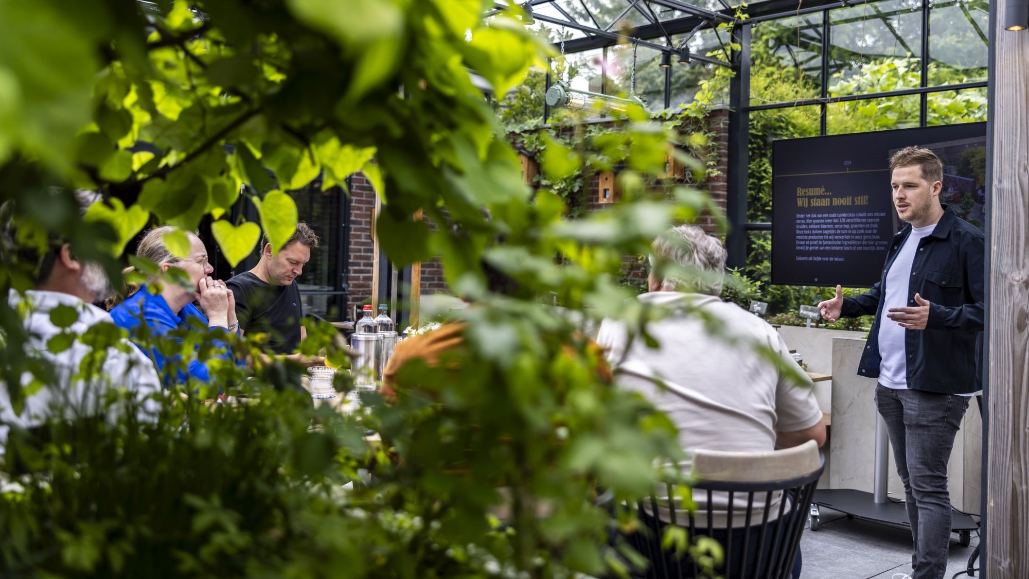 Frank van Meegen van De Zoes neemt de jury mee in het verhaal van zijn bedrijf.