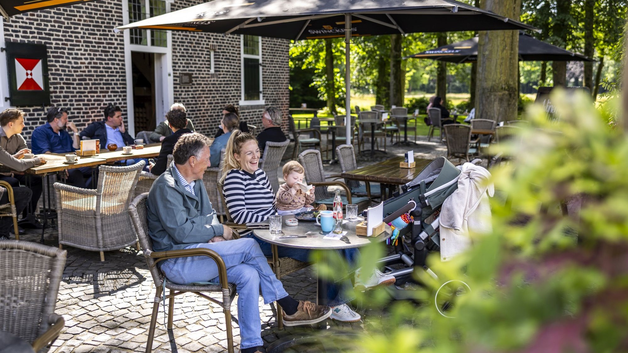 De hoofdjury op het terras van Het Dinghuis.