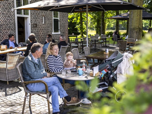 De hoofdjury op het terras van Het Dinghuis.