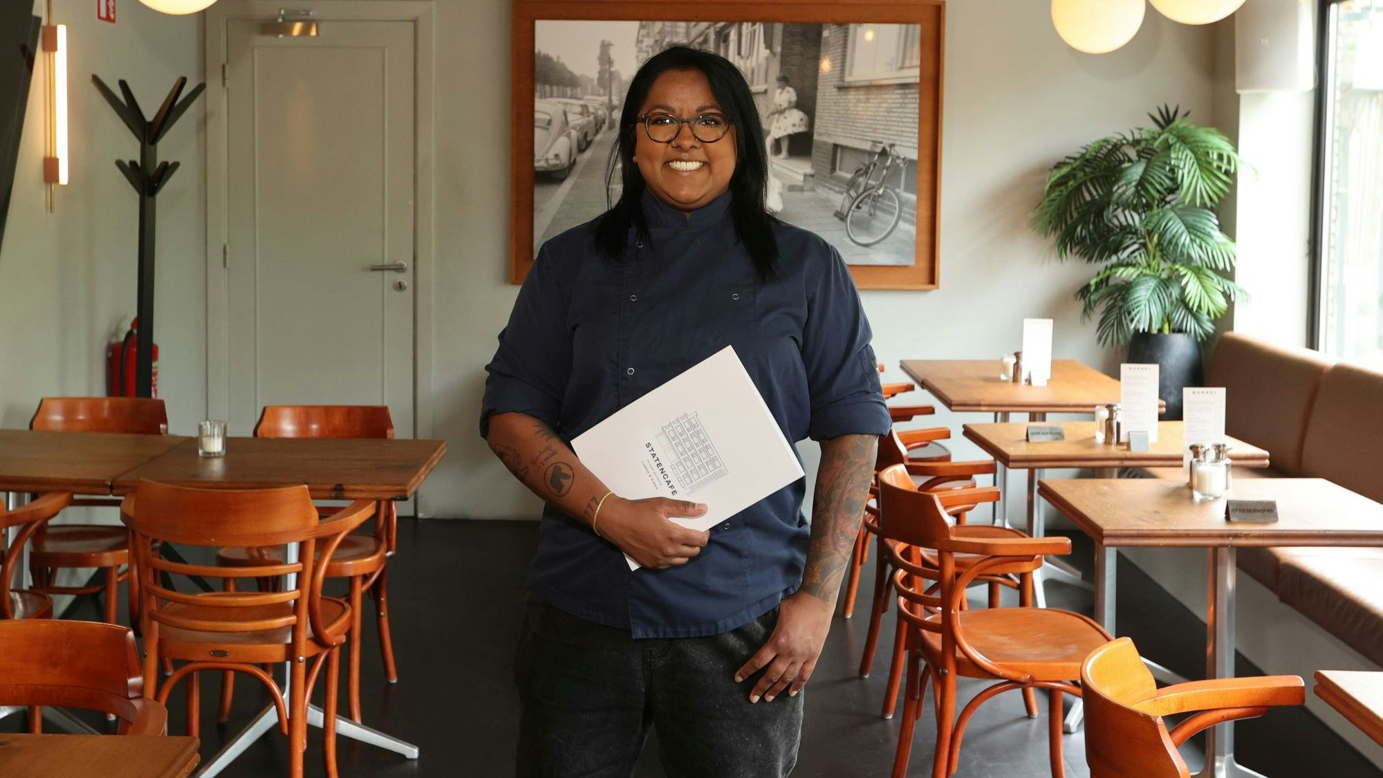 Rohini Atwaroe met de menukaart van Het Statencafé.