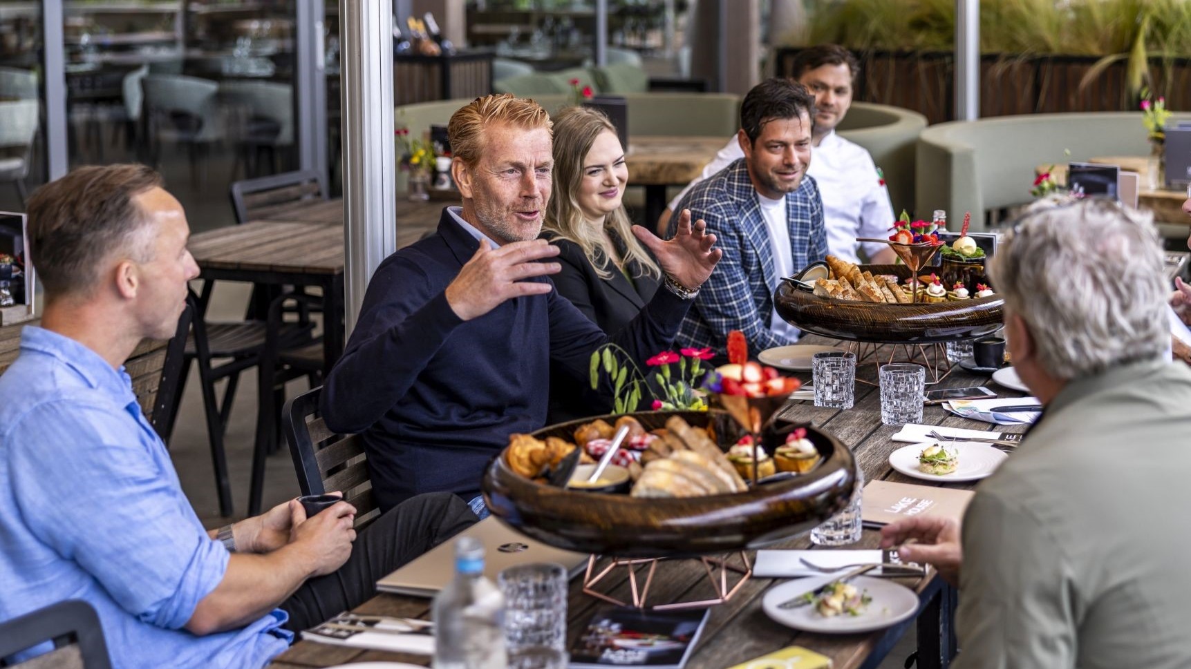 De mannen van Lake house Rotterdam vertellen enthousiast over hun zaak.