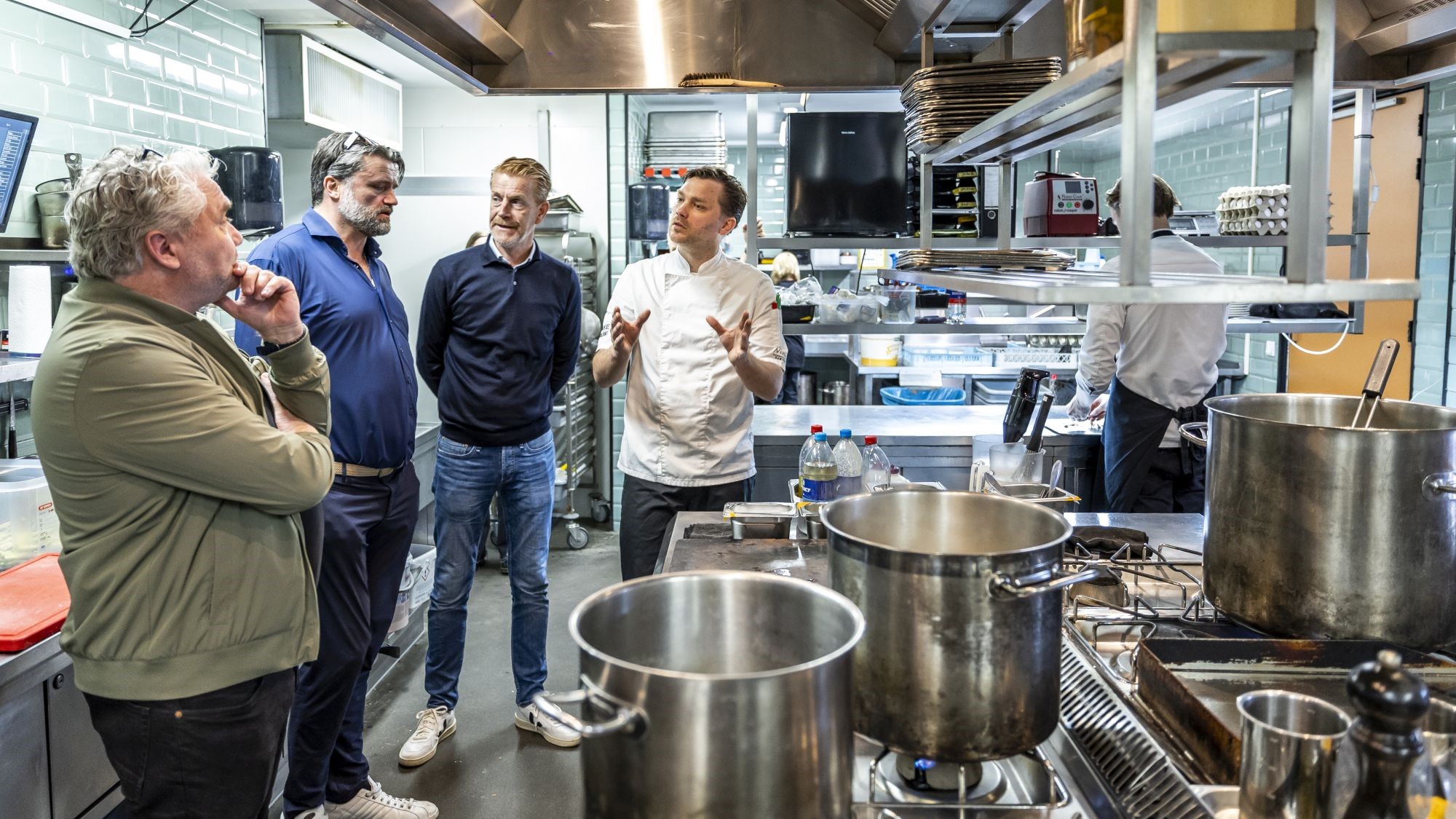 Ook bij Lake House Rotterdam kijkt de hoofdjury in de keuken. 