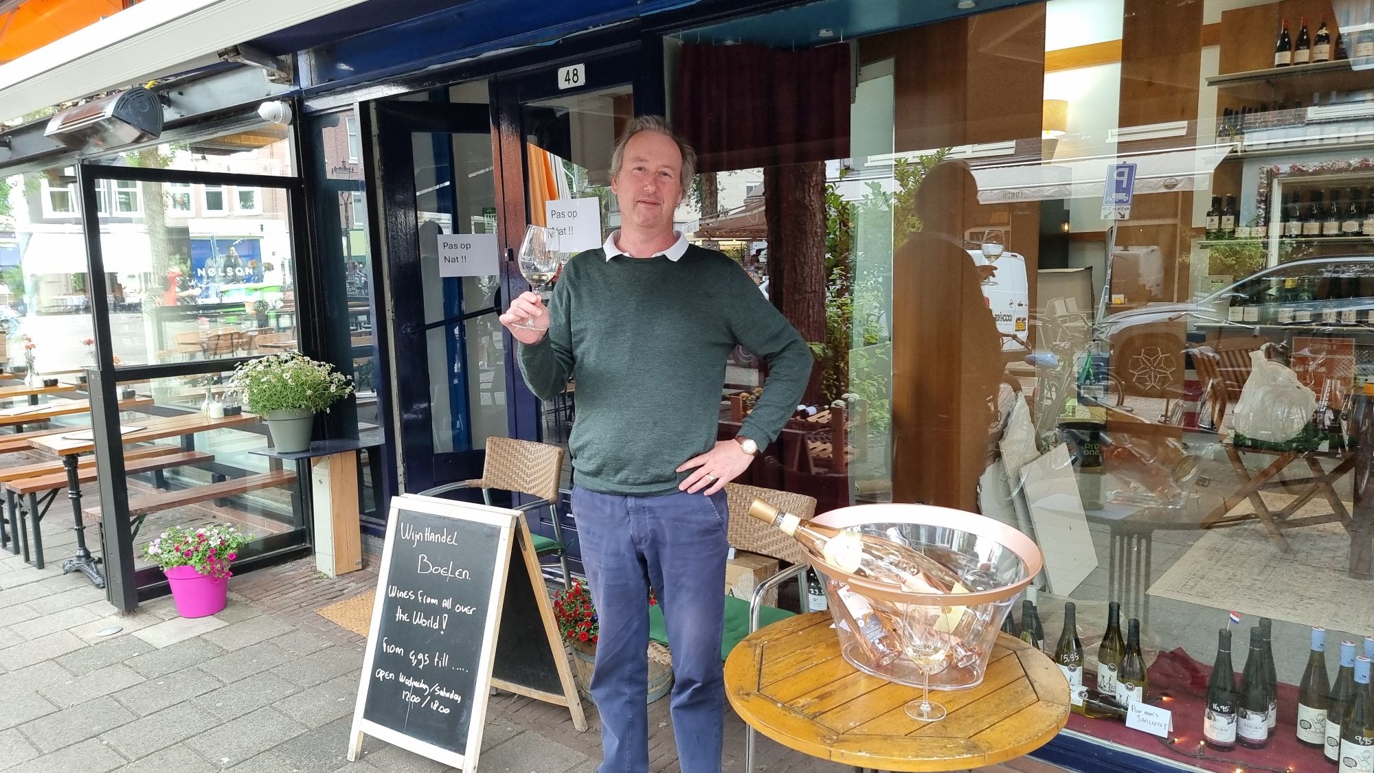 Martijn Boelen voor het pand.
