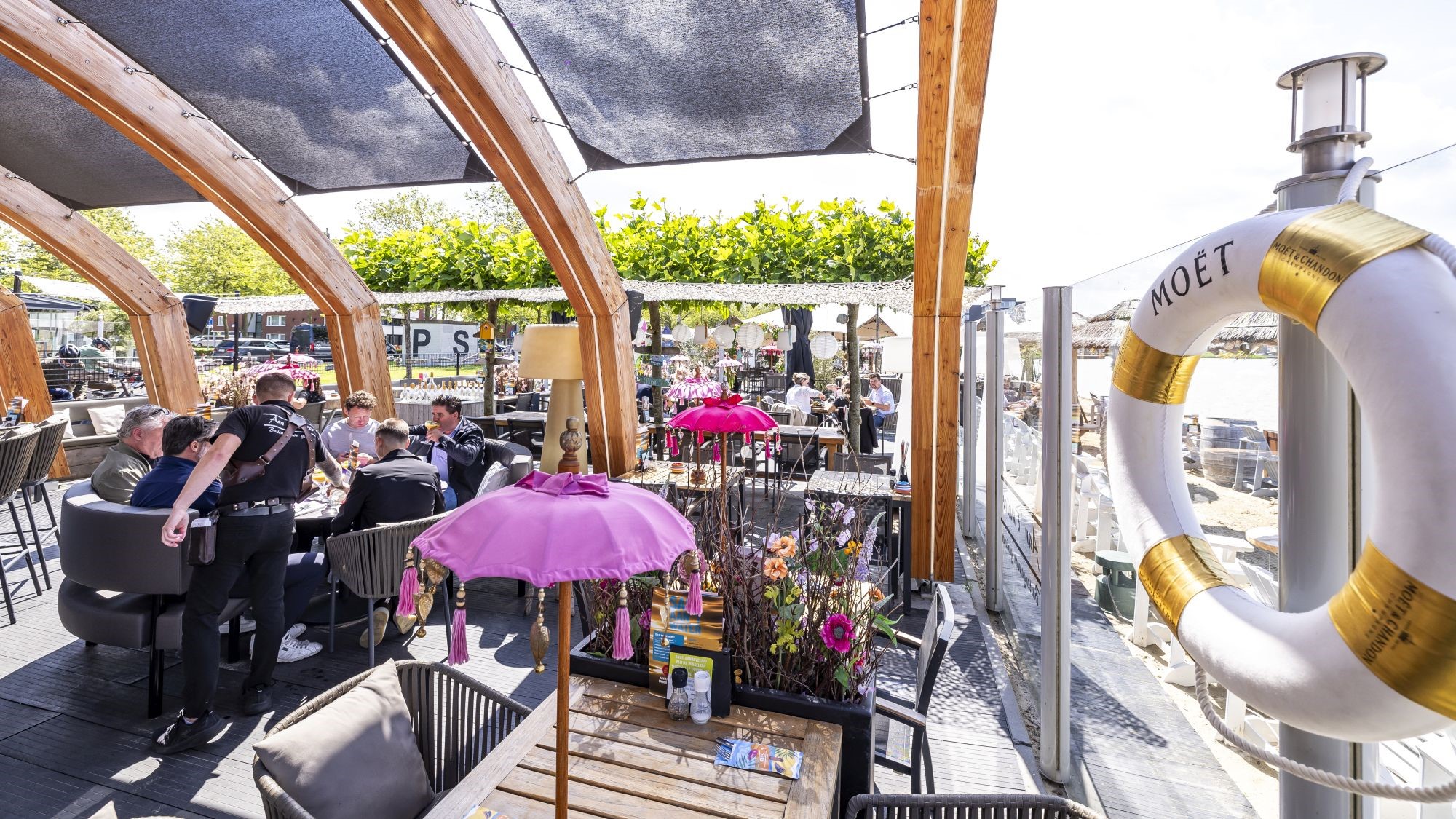 De hoofdjury proeft dingen van de kaart op het terras van Saus eten en drinken.