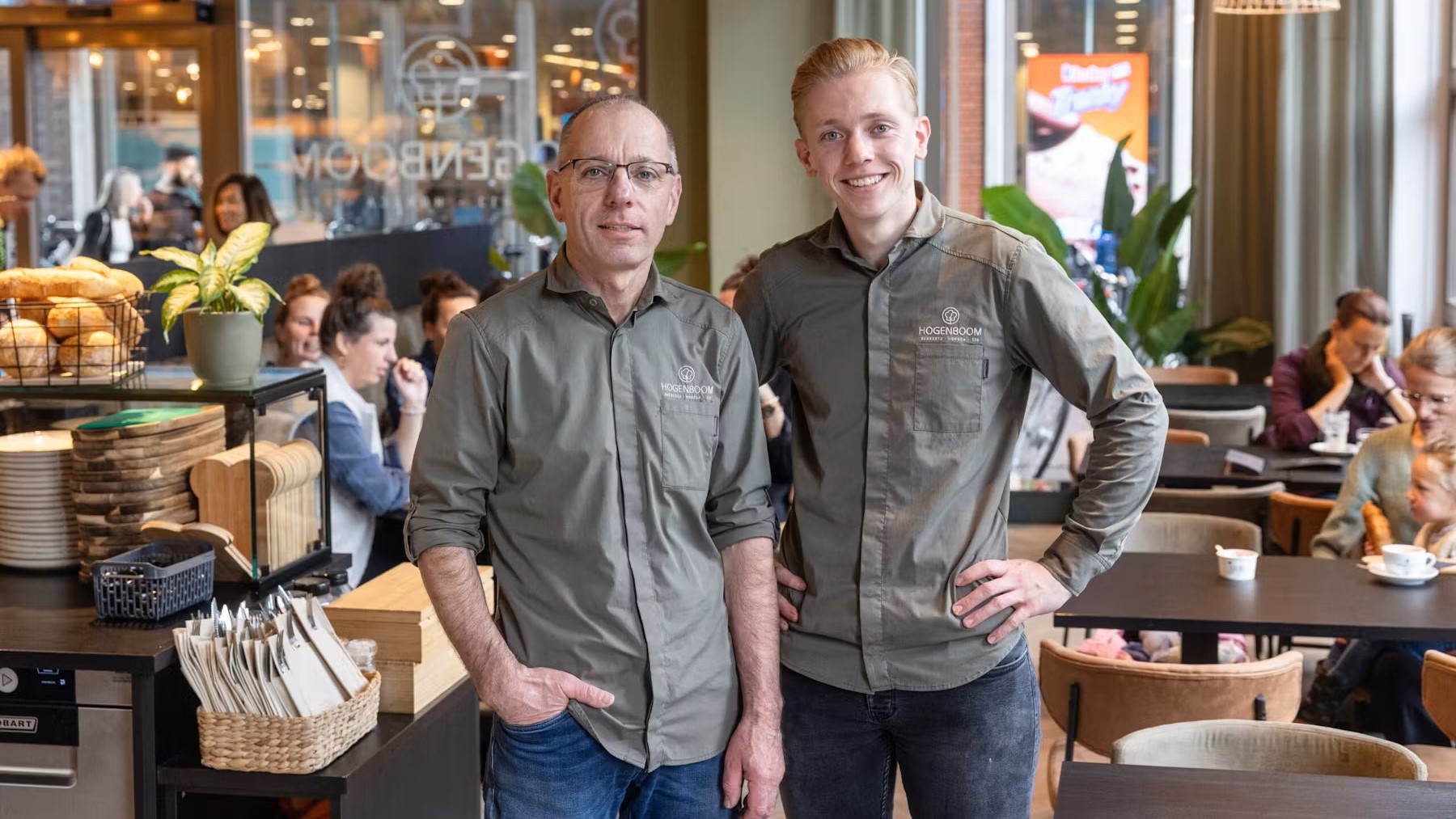 Freek Hogenboom met zijn zoon Oscar in hun nieuwe Bakkersbistro. Foto: Herbert Wiggerman