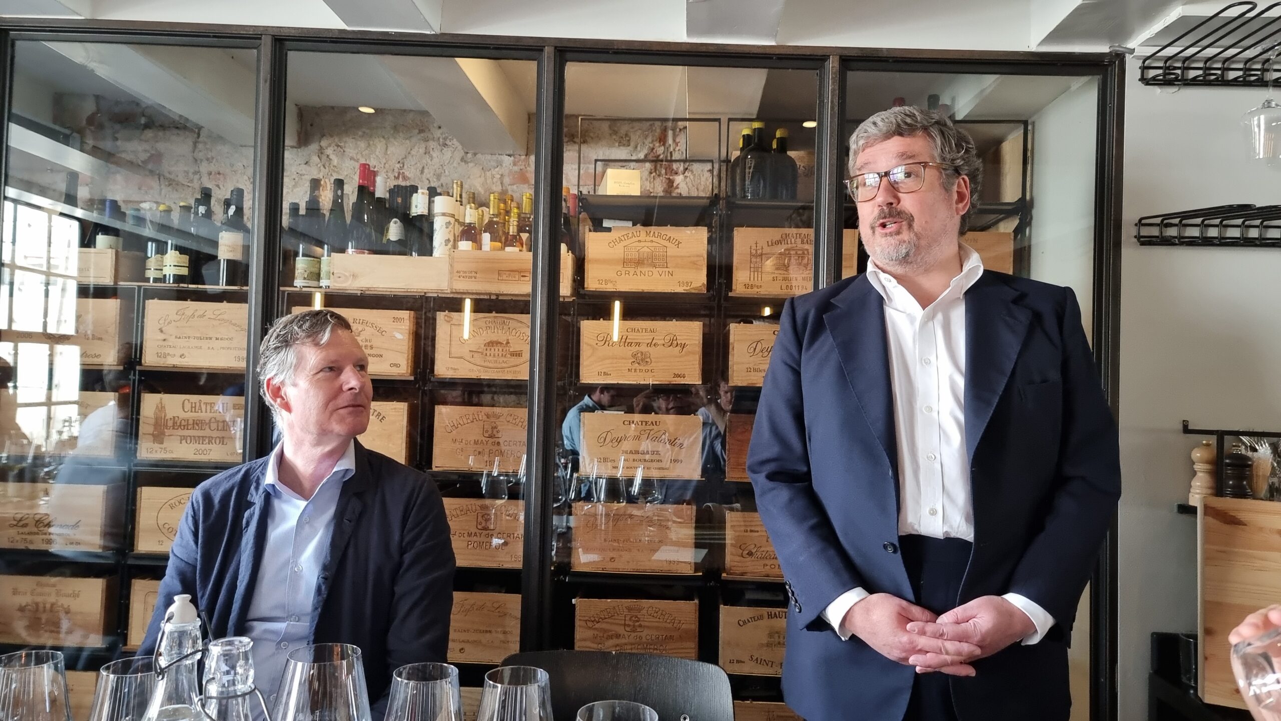 Cees van Casteren (links) en Charles Laurey bij Zoldering*