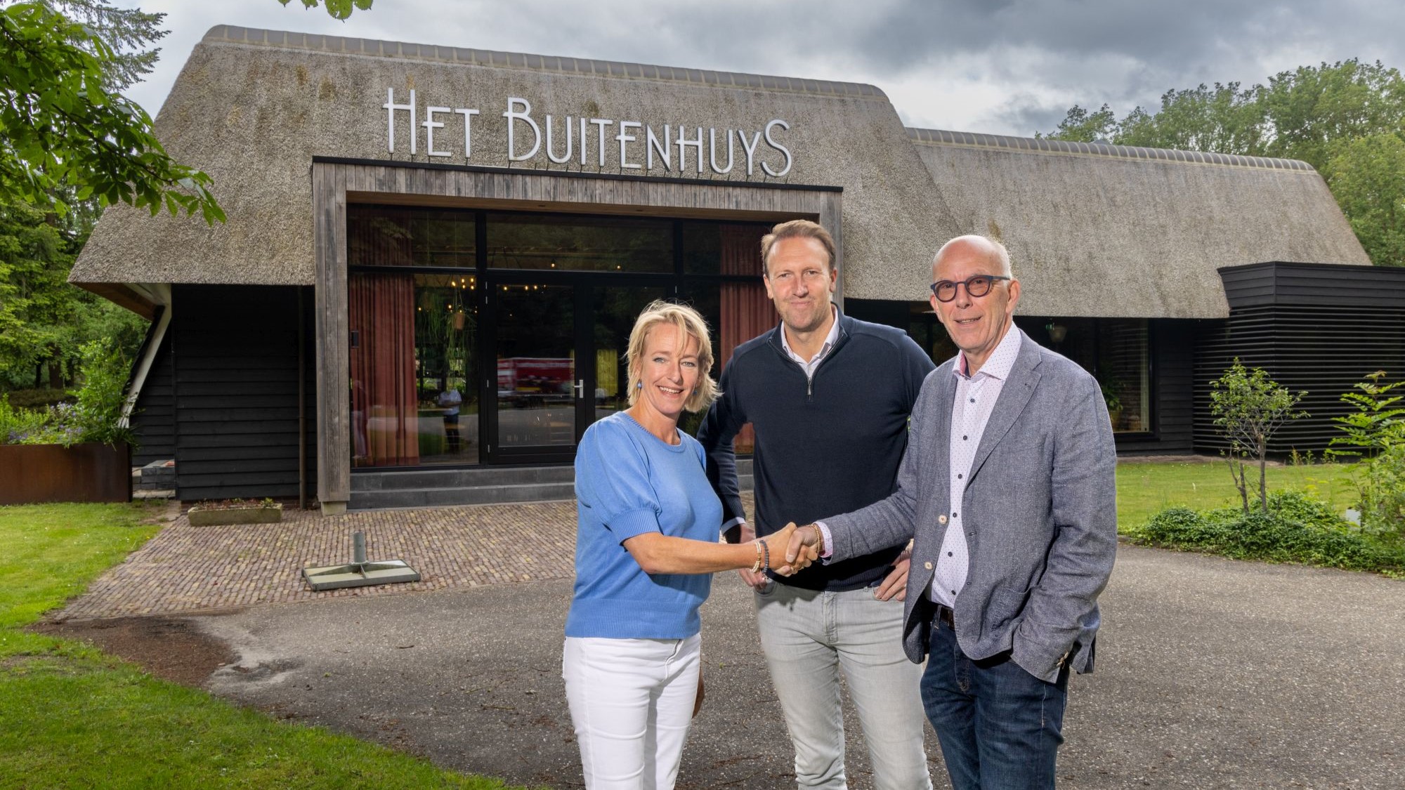 Inge Koning-Neppelenbroek en de nieuwe eigenaren.