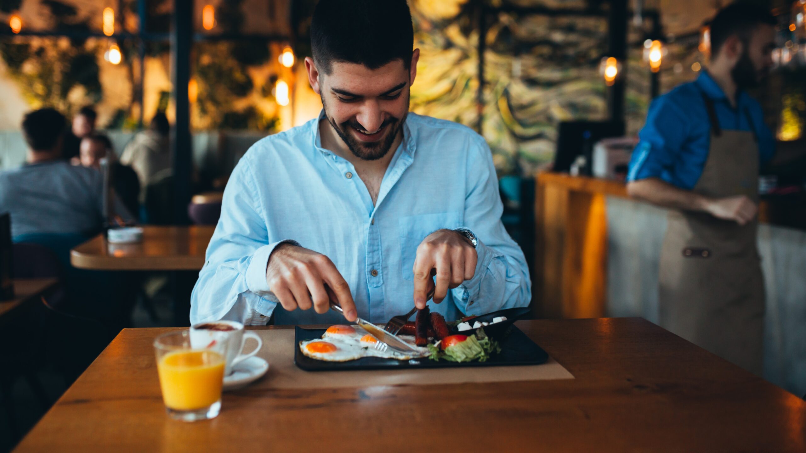 Onderzoek 'tafel voor één': helft Nederlanders gaat wel eens alleen uit eten