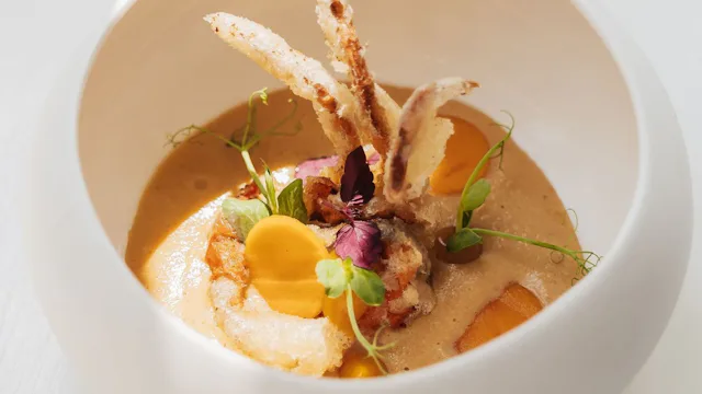 Softshell crab met custard van langoustine.