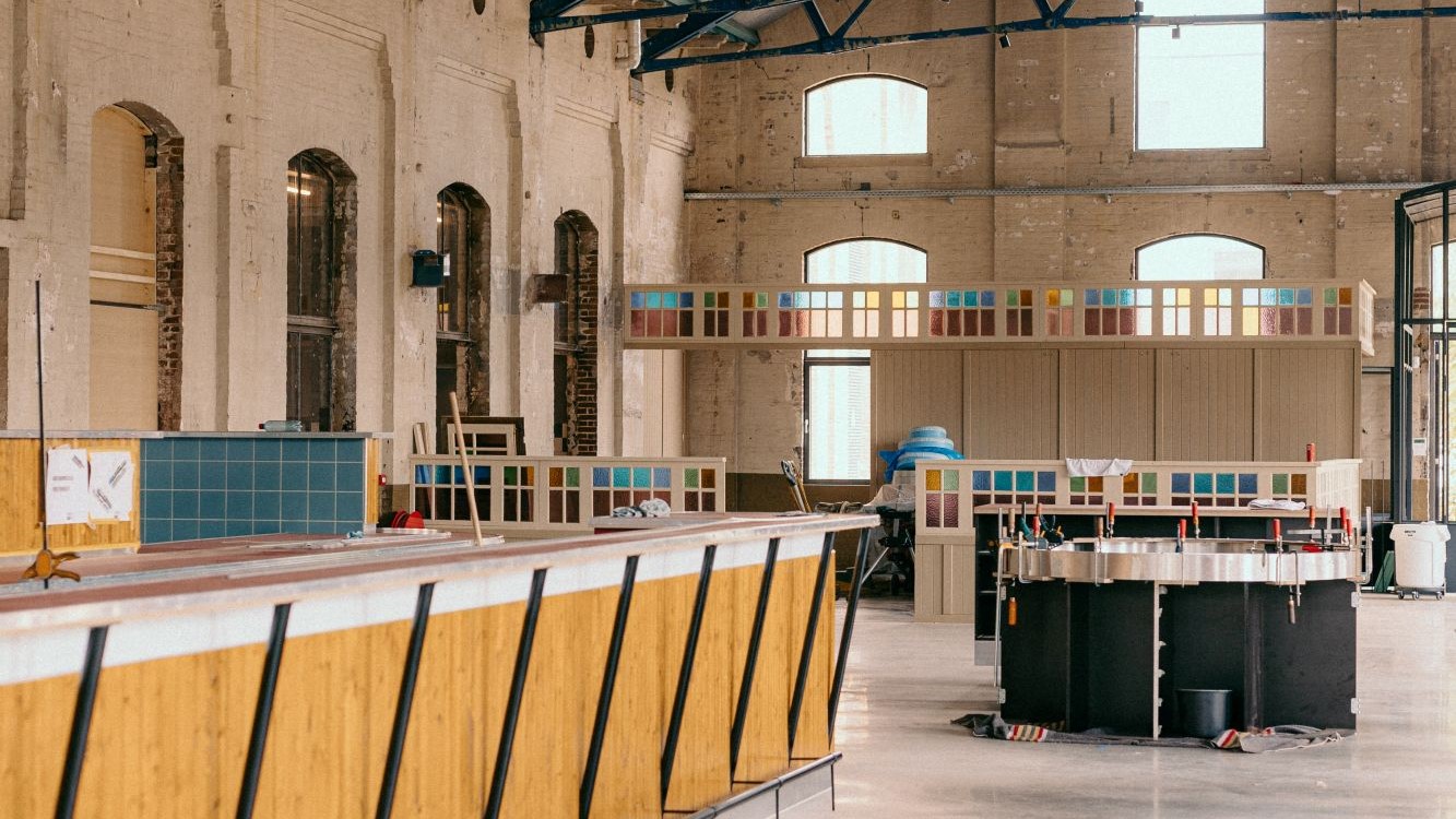 Café-restaurant De Hondekop opent in voormalig NS-gebouw