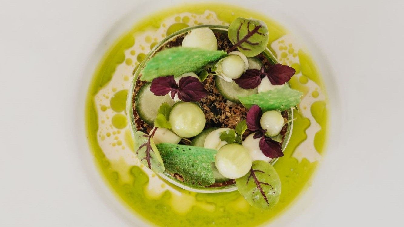 Tonijn met saus van furikake en kombu-olie.