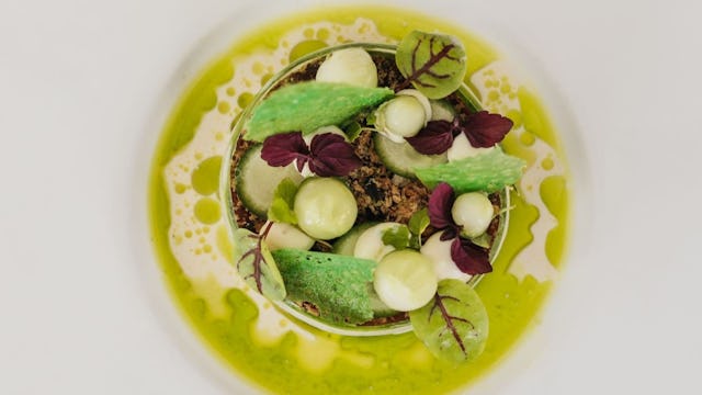 Tonijn met saus van furikake en kombu-olie.