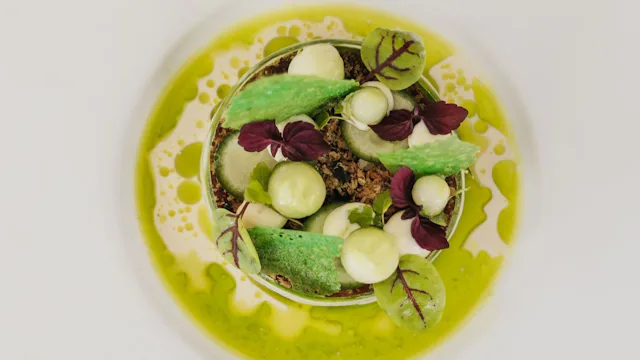 Tonijn met saus van furikake en kombu-olie.