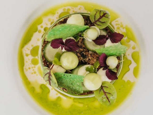 Tonijn met saus van furikake en kombu-olie.