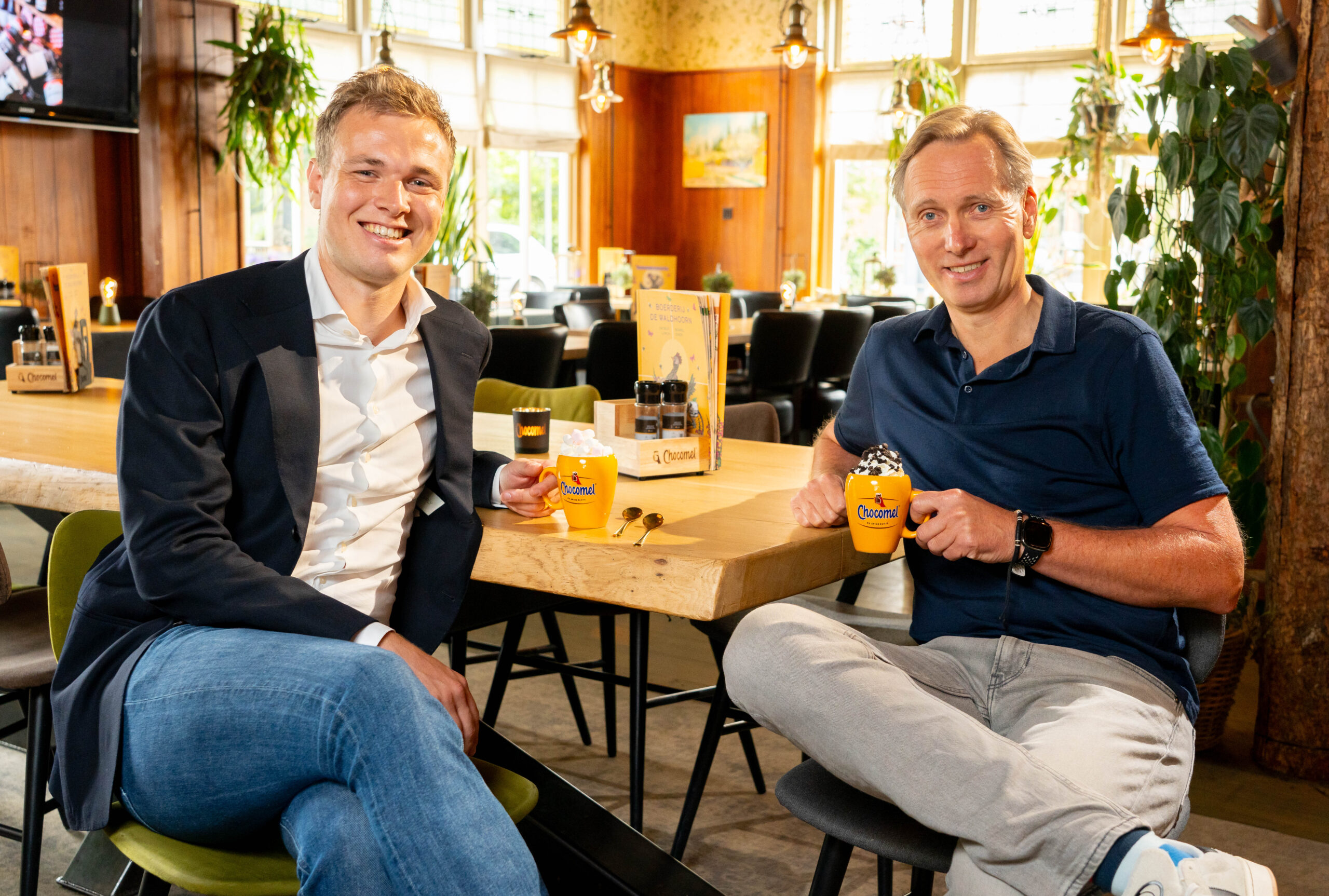 Bryan Hilders, Key Account Manager Horeca bij FrieslandCampina naast Jan Willem Bloem van De Walhoorn in Otterlo. 