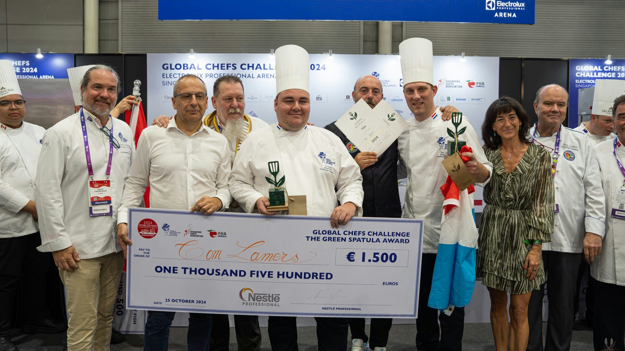 Fotocredits: Tom Lamers en Tim Hoppe te midden van de Worldchefs-jury. Foto door Charlotte Mauritz | Annoncé Management