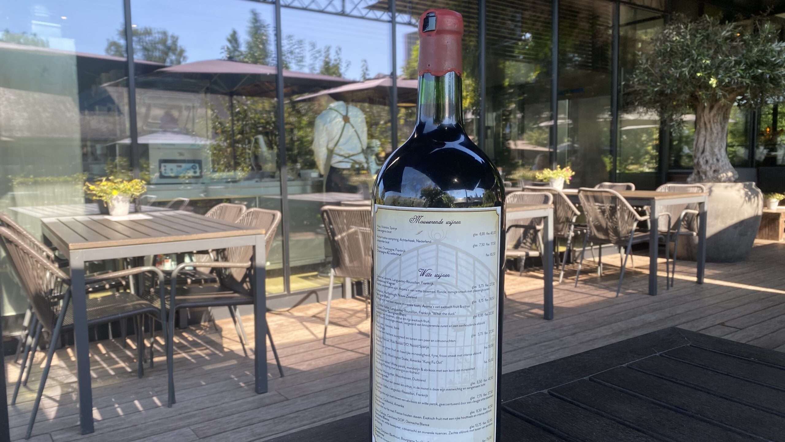 Wijnkaart op mega wijnfles.