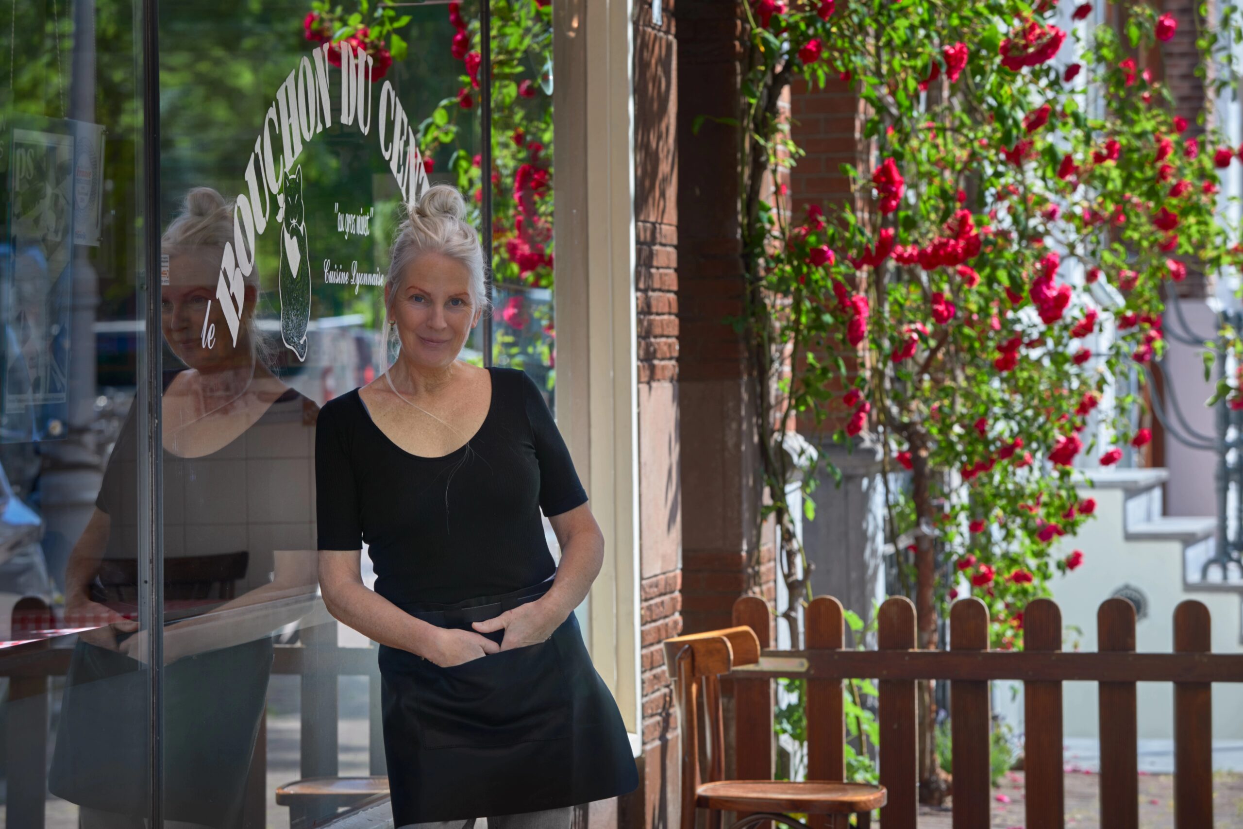 Hanneke Schouten voor haar restaurant Bouchon du Centre (Petra en Erik Hesmerg Fotografie)