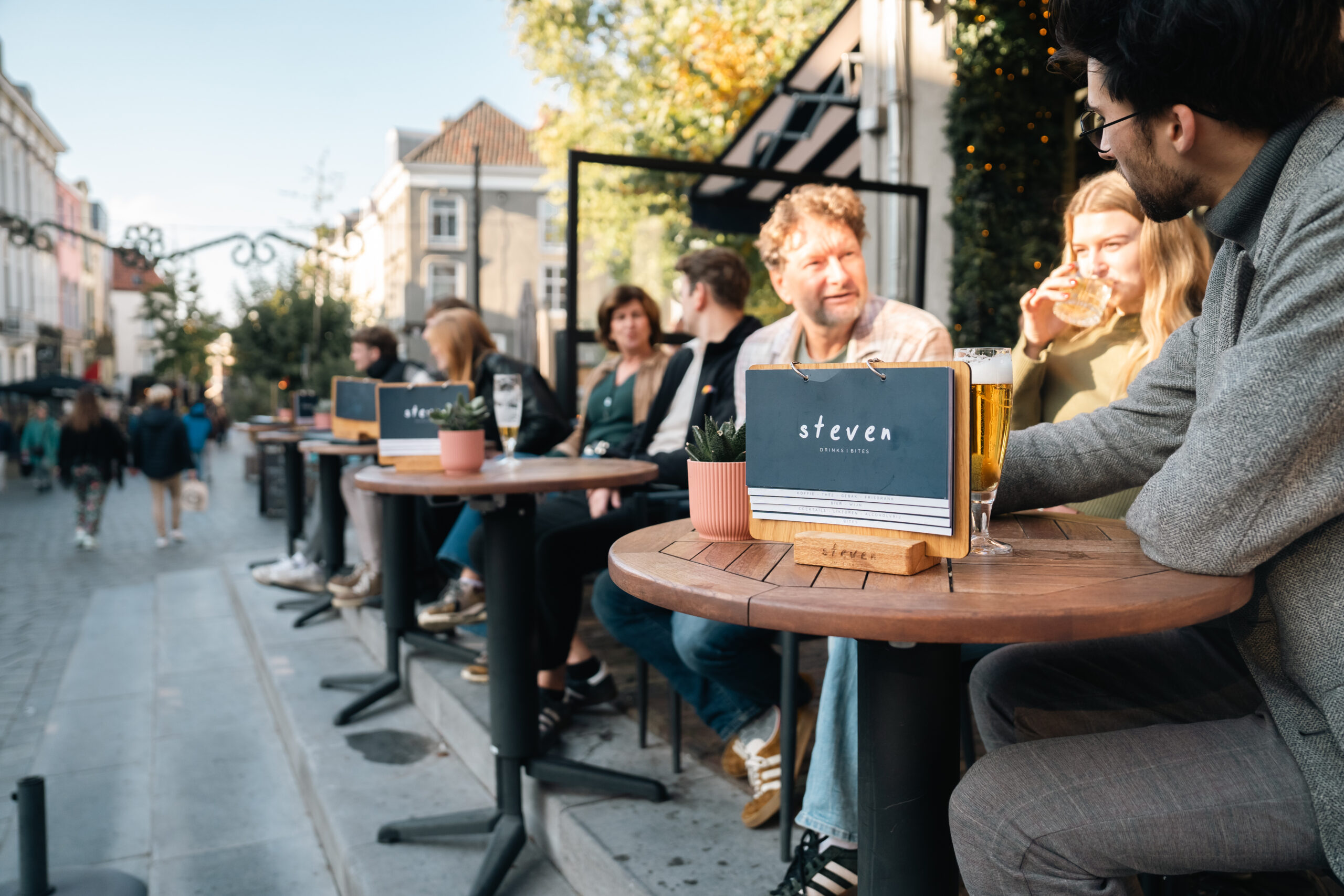 Restaurant 
Steven in 
Nijmegen wist het terras met twaalf tafels uit te breiden door ze op trappen te plaatsen.