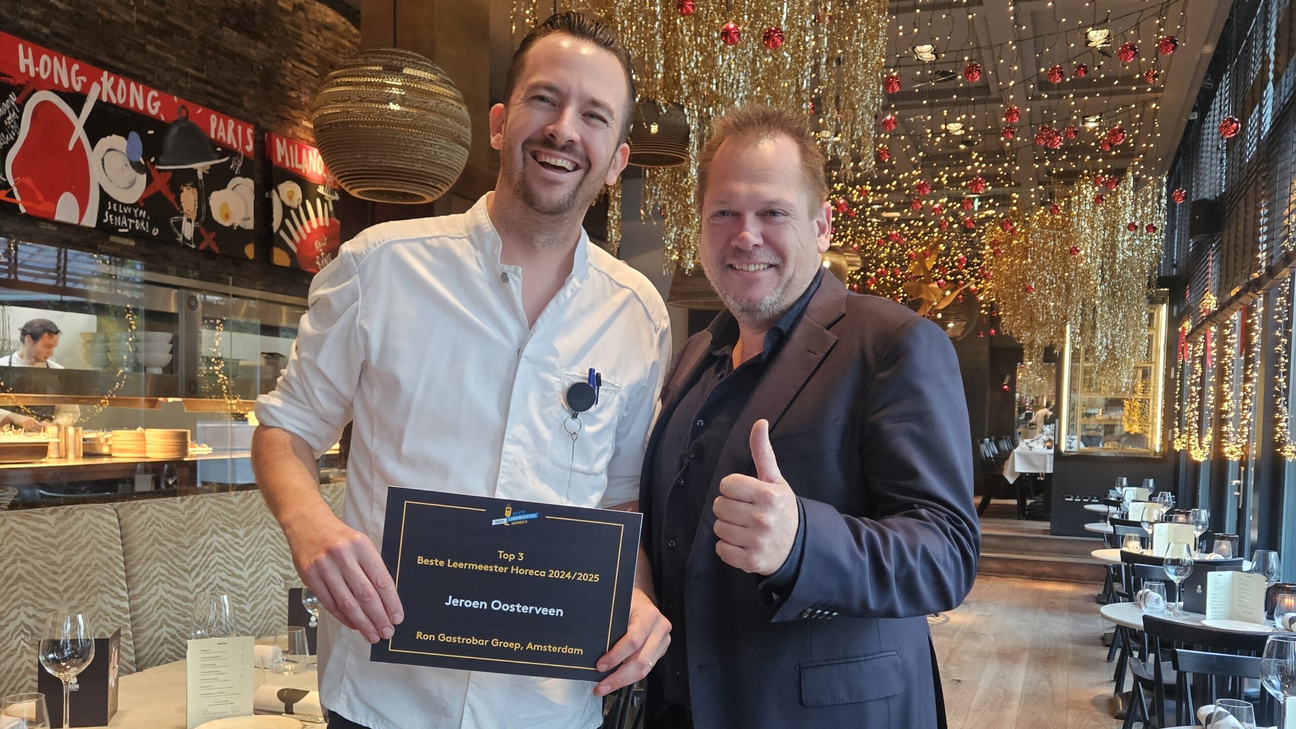 Finalist Jeroen Oosterveen en SVH-directeur Ricardo Eshuis