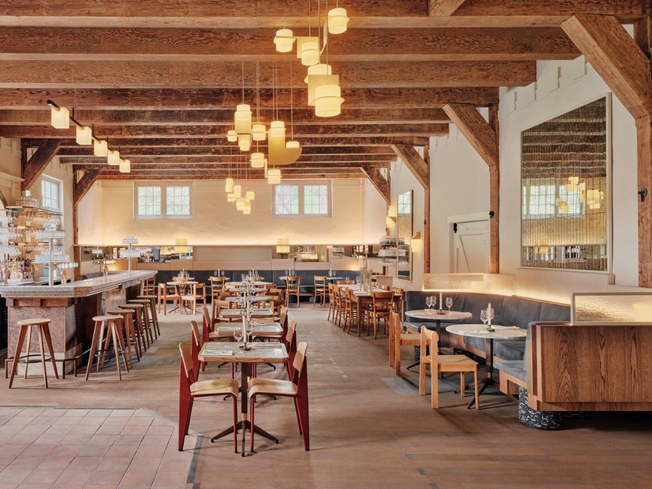 Het all-day restaurantconcept Hotel Rumour in Leiden laat zien dat high-end interieur ook rustig kan zijn. Maatwerkmeubels, kunst, verlichting en originele elementen van het historische pand creëren een frisse, lichte en warme sfeer. 