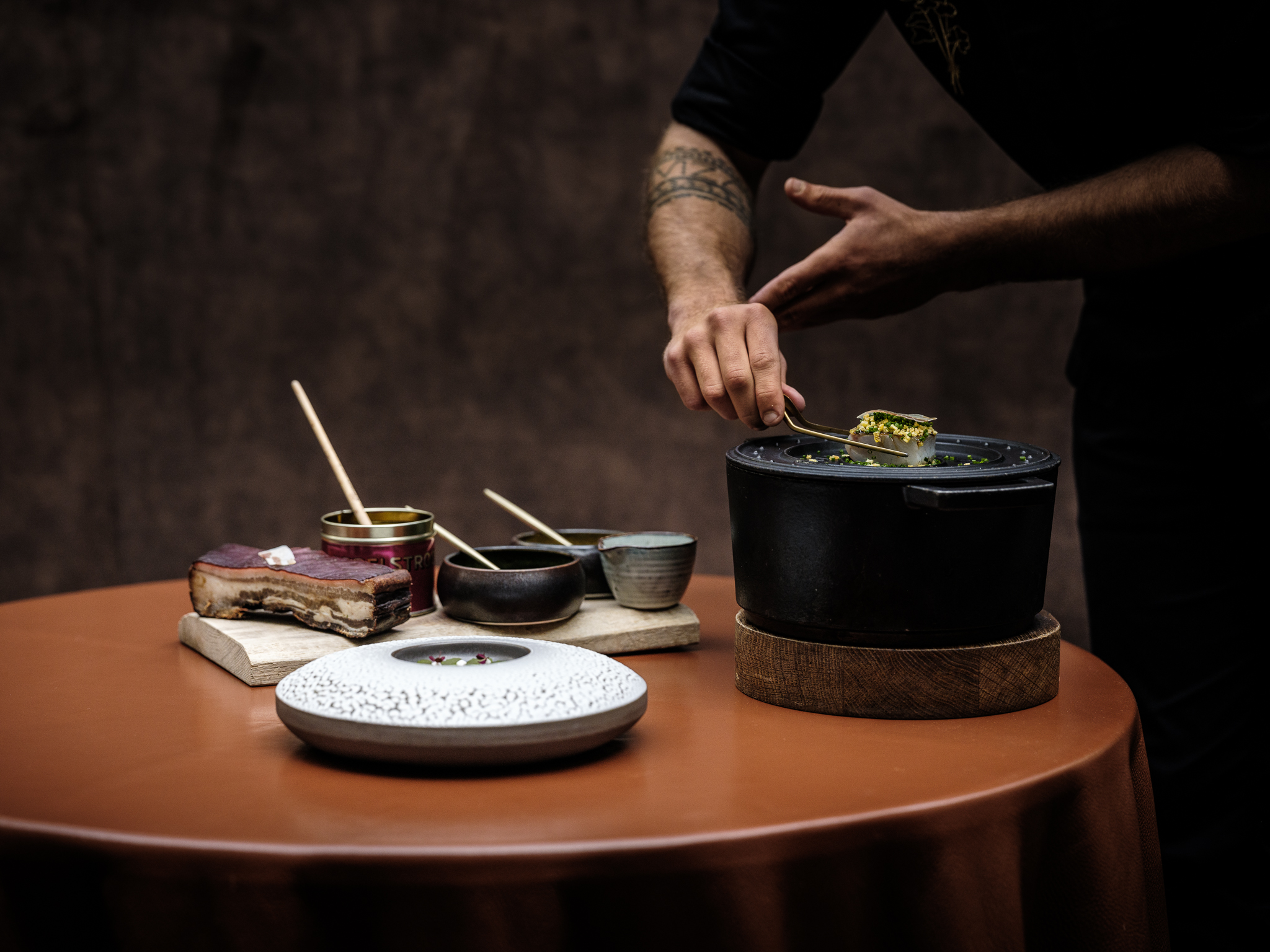 De tafelbereiding van snoekbaars, riesling en stroop (foto Pieter D'Hoop)
