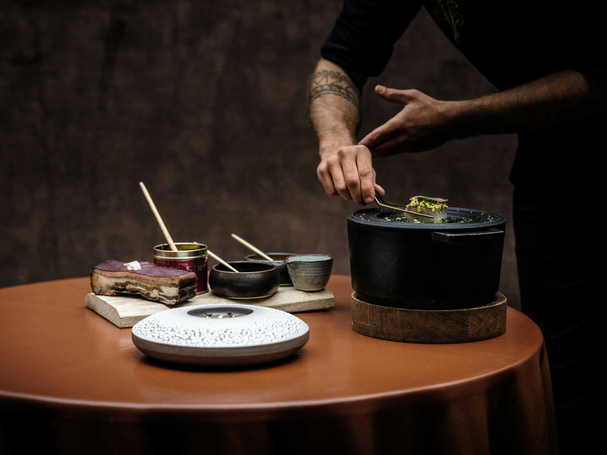 De tafelbereiding van snoekbaars, riesling en stroop (foto Pieter D'Hoop)