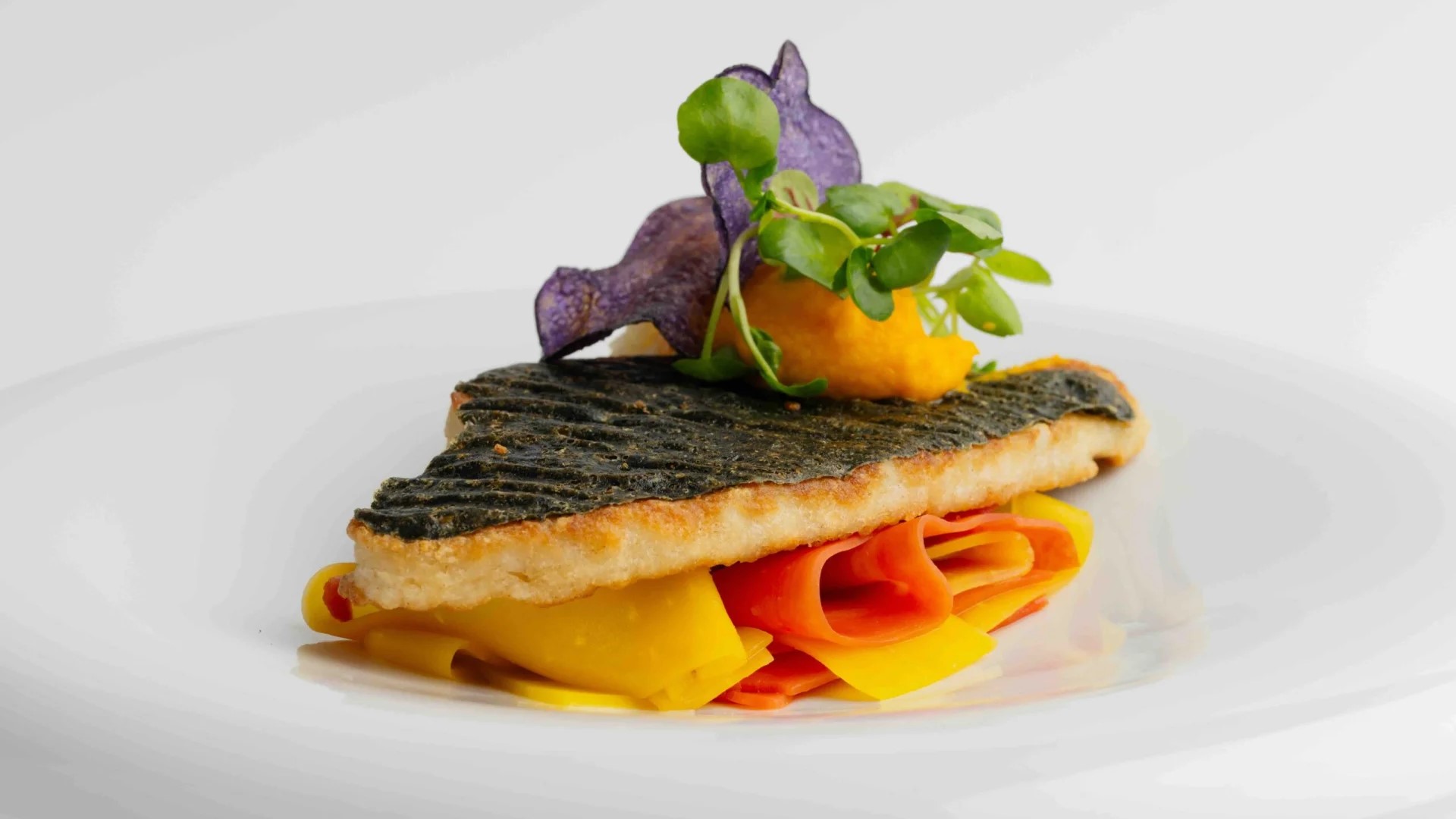 Plantaardigede visfilet met zeewierhuid.