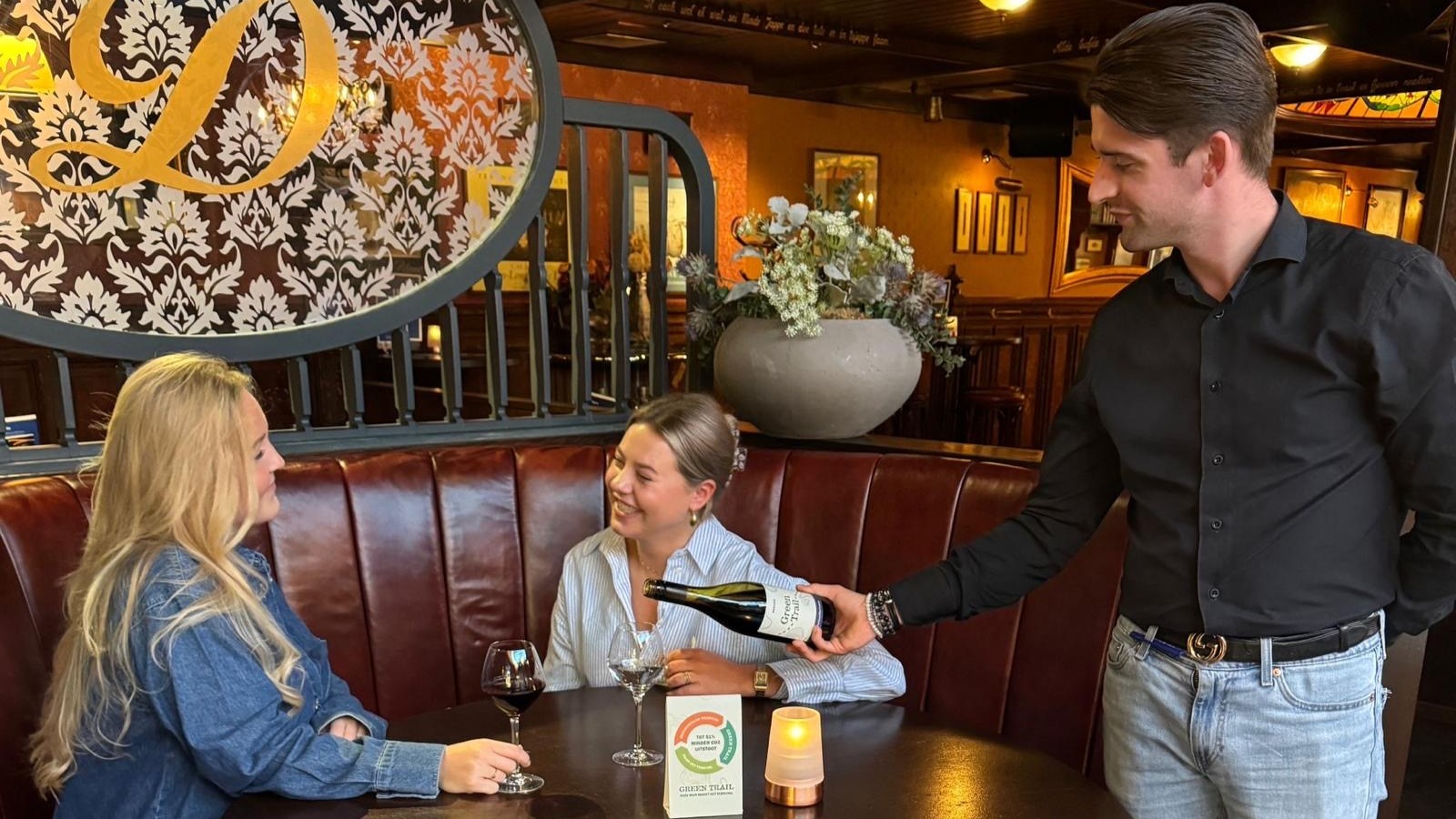 Grand Café De Dikke van Dale in Leeuwarden schenkt Tempranillo-wijn in herbruikbare flessen. 