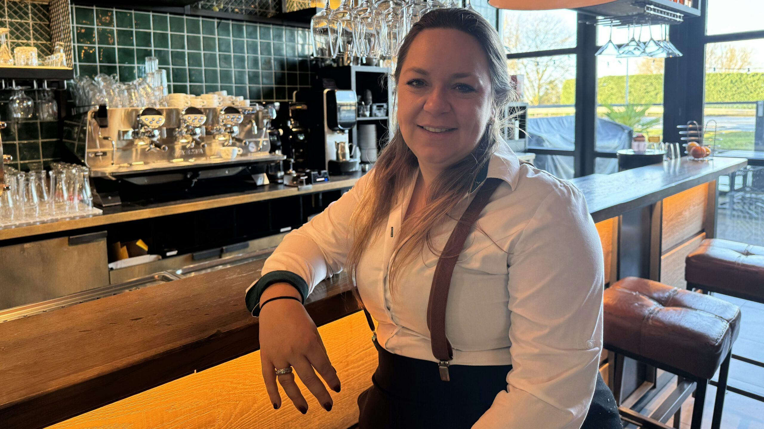 Medewerker aan het roer bij restaurant De Beren Bleiswijk