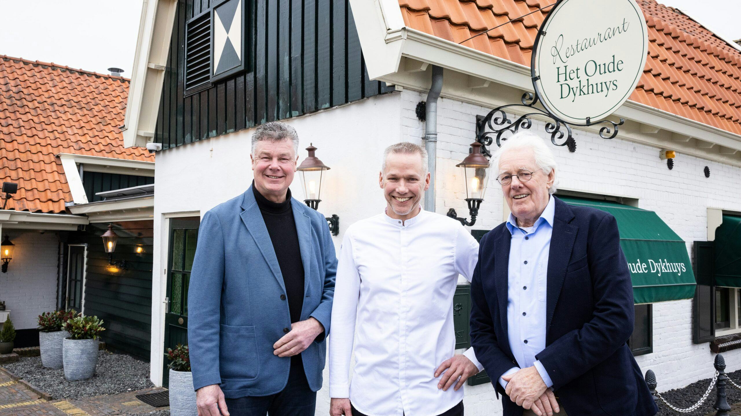 De drie uitbaters die Het Oude Dykhuys tot nog toe heeft gehad: links André Geerlings, in het midden de huidige eigenaar Alfred van Dijk en rechts Koos Plasmeijer.