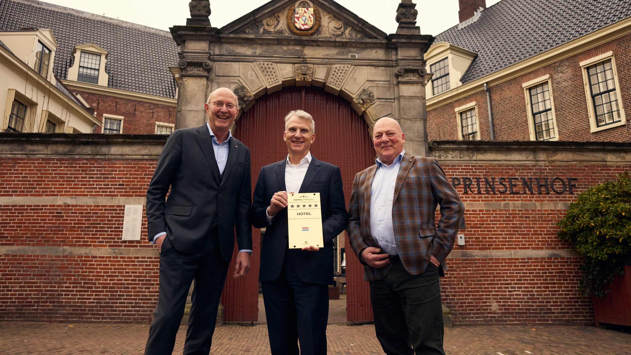 Links op de foto staat Algemeen Directeur Dhr. Wessel Zijp, in het midden Hoteldirecteur Dhr. Johannes Jacobs en aan de rechterkant adviseur van de organisatie ‘Hotelsterren’, Dhr. Aad Jonas. Foto-credits: Ewoud Rooks.
